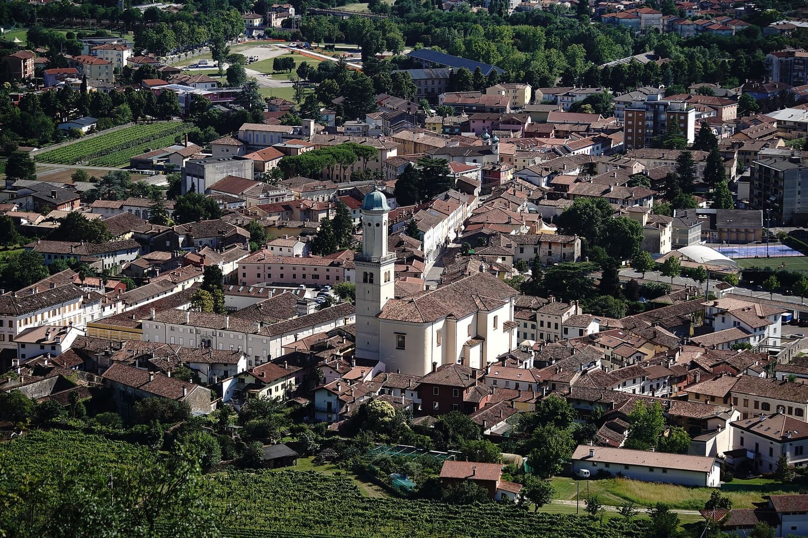 Cormons von oben mit dem Dom Sant'Adalberto, inmitten der Weinberge
