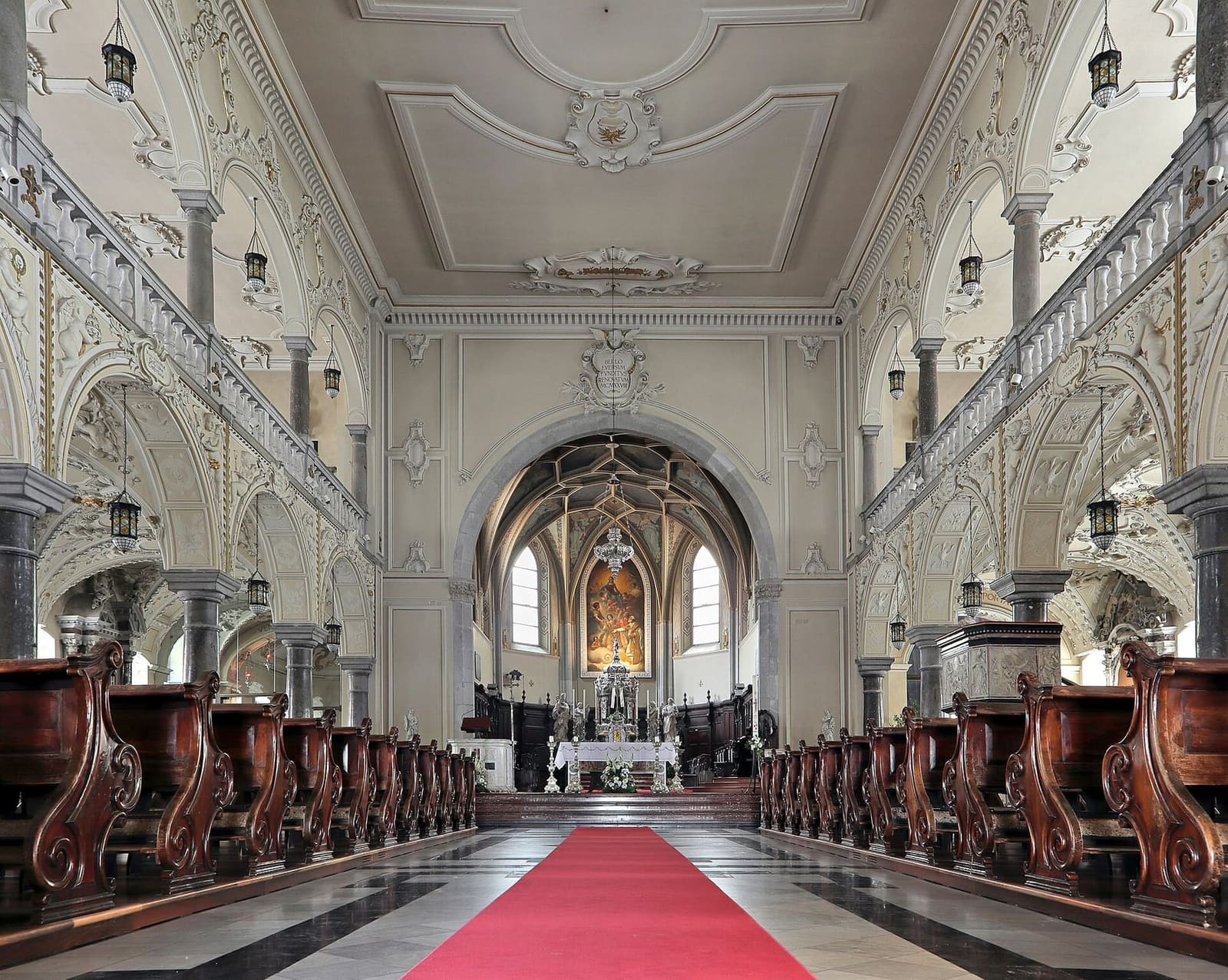 das Kirchenschiff des Doms mit den Emporen und dem Presbyterium im Hintergrund