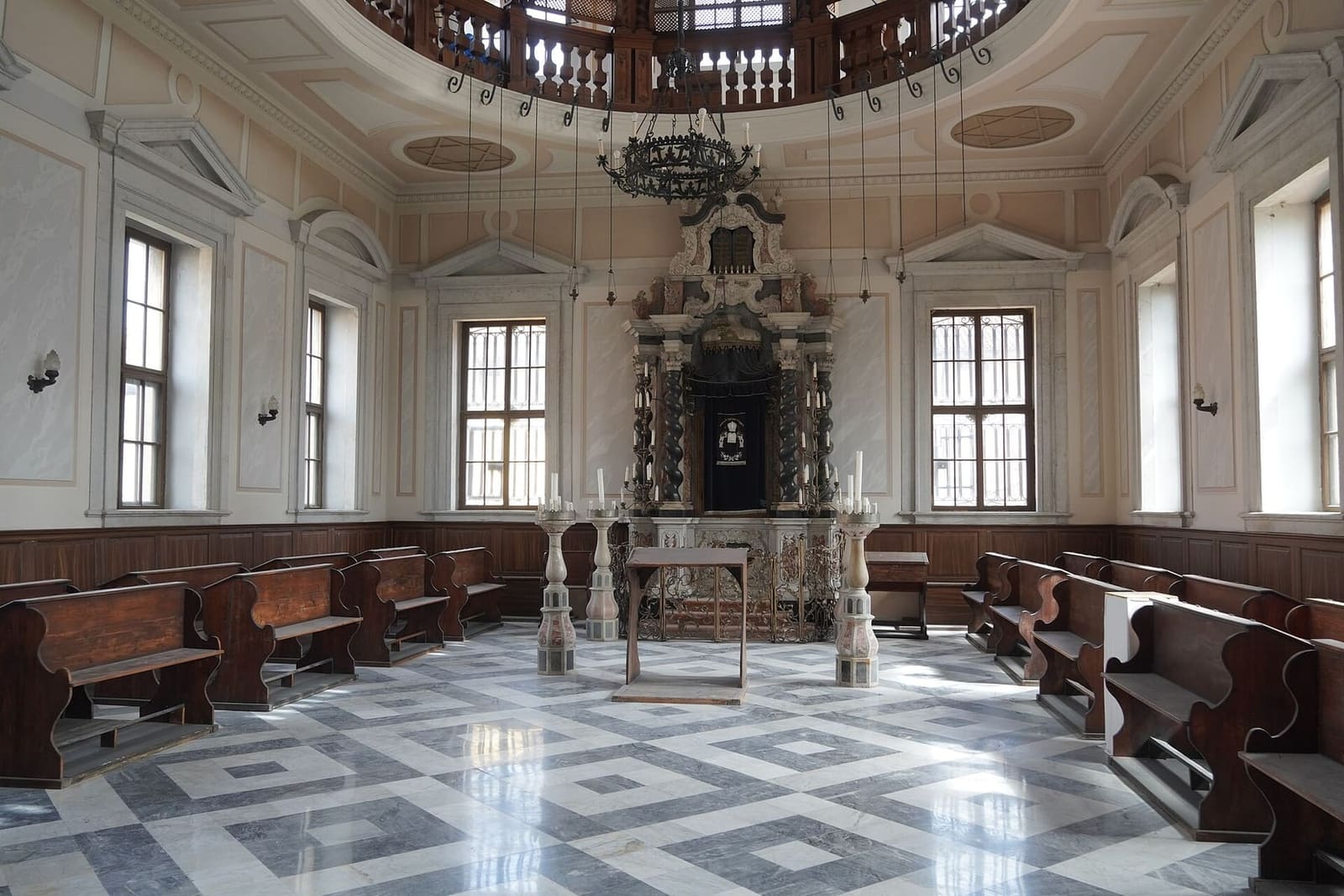 der Gebetssaal der Synagoge mit dem Toraschrein und der Frauenempore