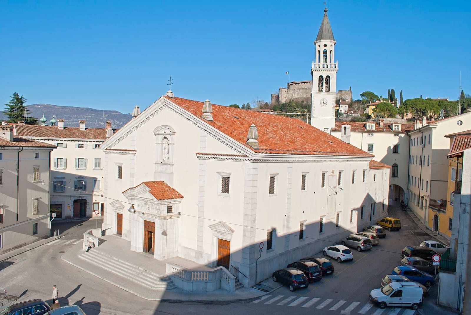 der Dom von Gorizia von oben, mit der Burg auf dem Hügel dahinter
