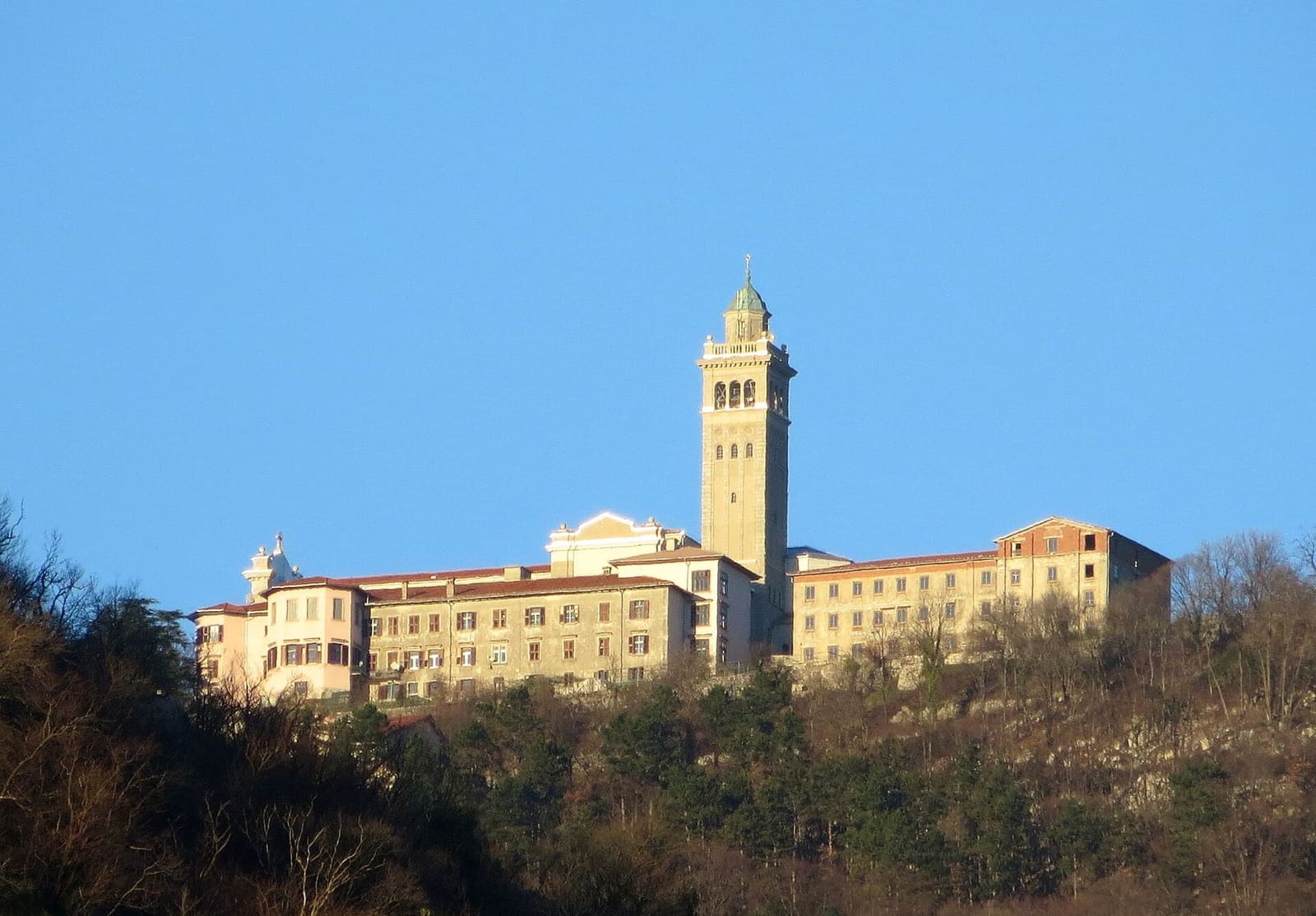 die Wallfahrtskirche und das Kloster des Monte Santo, Sveta Gora, auf dem Gipfel des Bergs