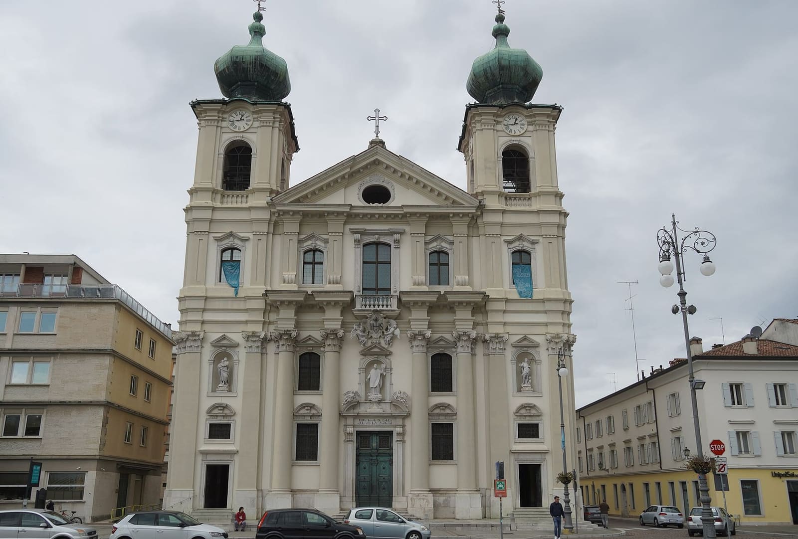 die Fassade von Sant'Ignazio mit den zwei Zwiebeltürmen, auf der piazza della Vittoria