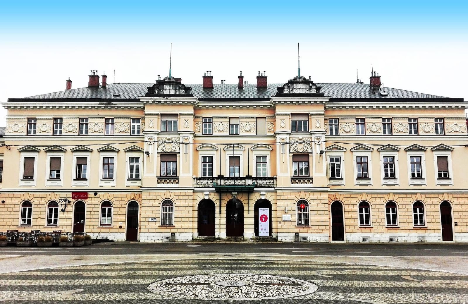 der Bahnhof von Nova Gorica, von Italien aus gesehen, jenseits der piazza della Transalpina