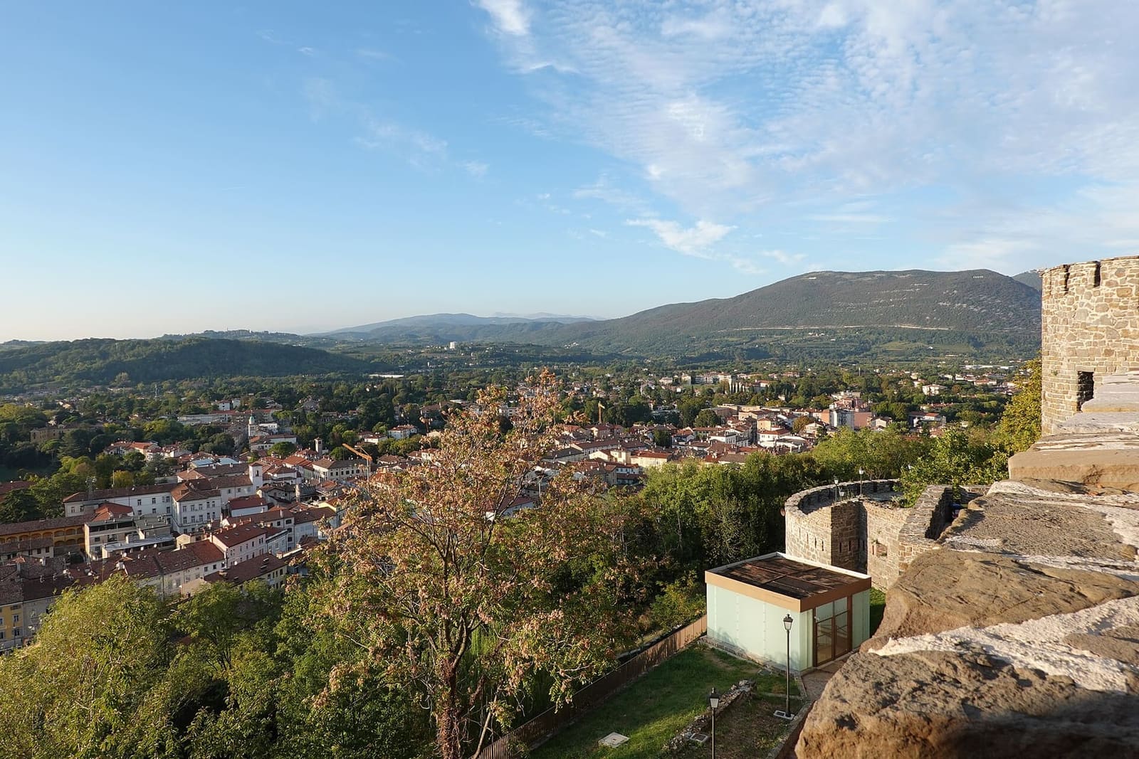 die Stadt und die Hügel, von den Bastionen der Burg aus gesehen