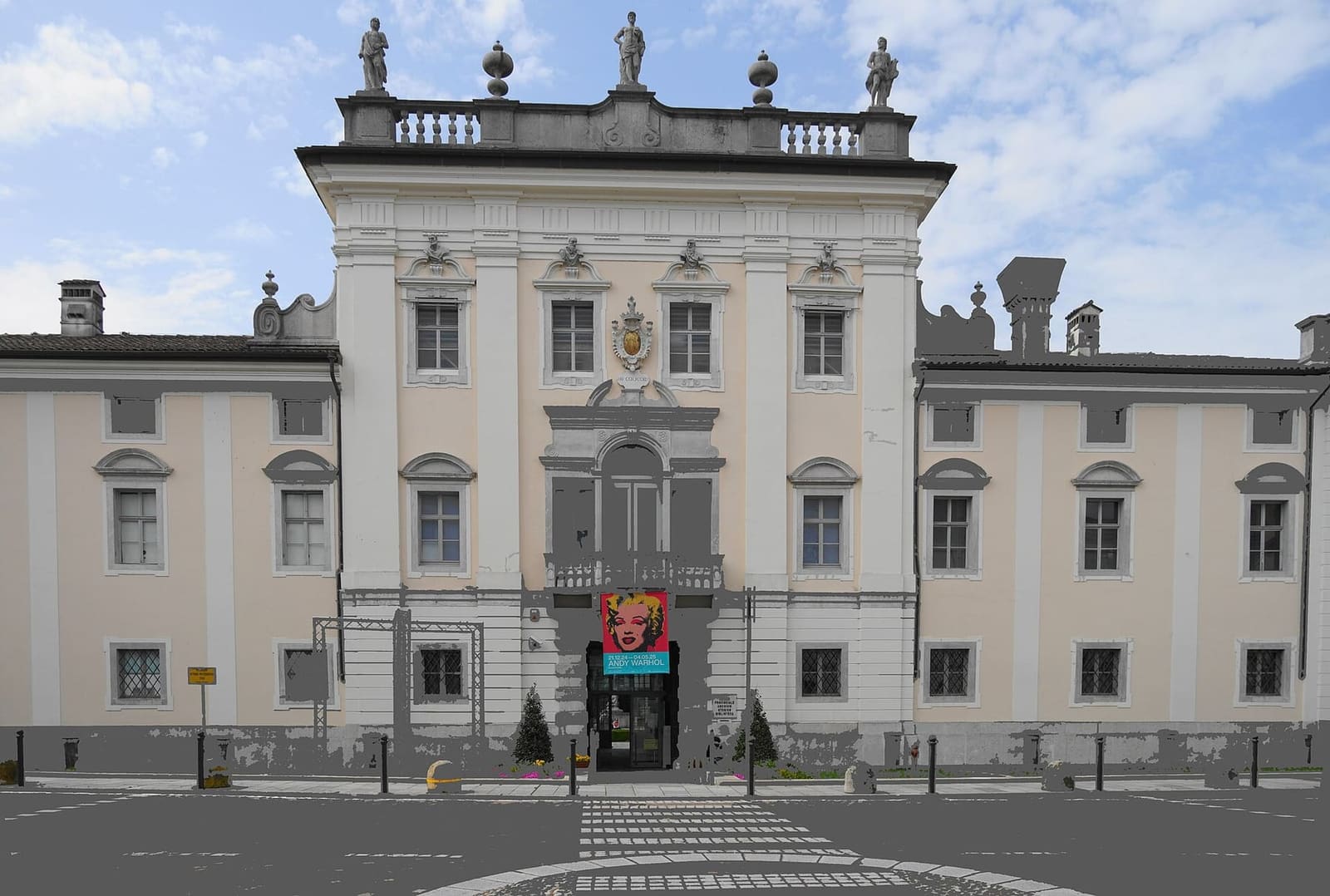 die Fassade des Palazzo Attems Petzenstein auf der piazza De Amicis