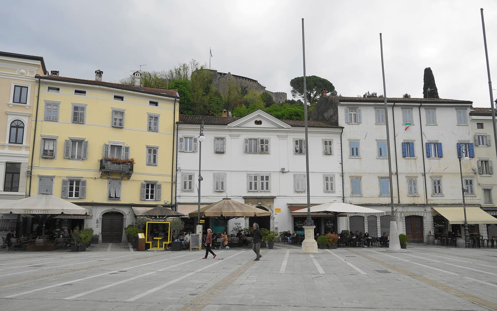 die piazza della Vittoria mit der Burg, die über den Dächern hervorschaut