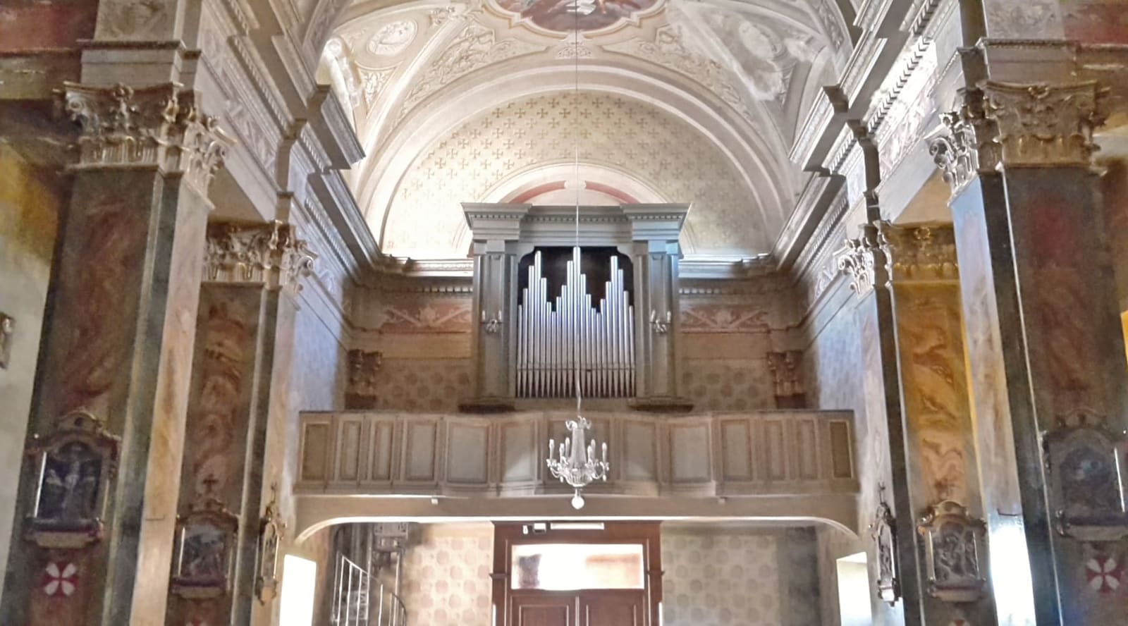 dentro la chiesa del Carmine, la cantoria con l'organo sopra l'ingresso