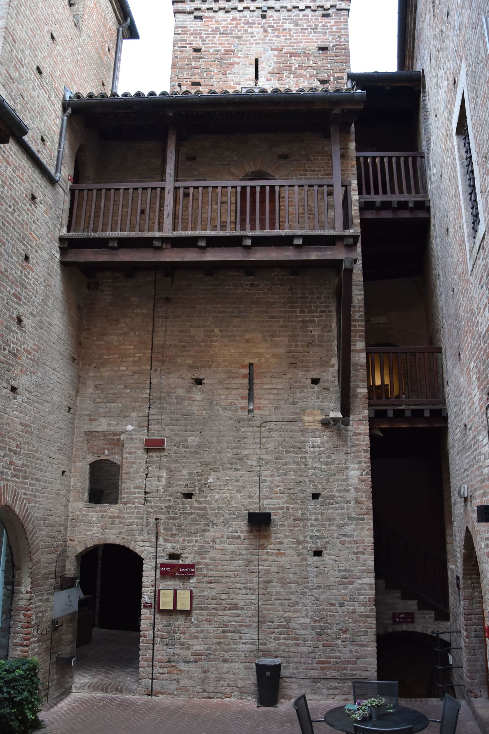 il cortile interno, con i ballatoi di legno sulle pareti di mattoni