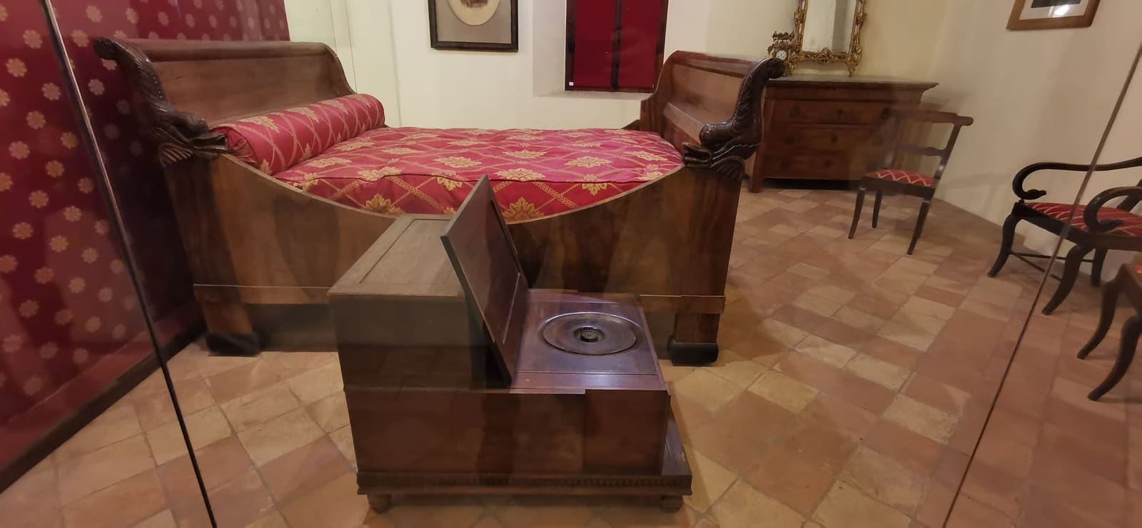 la camera da letto di Cavour, con il letto stile impero e la scaletta che nascondeva il vaso da notte