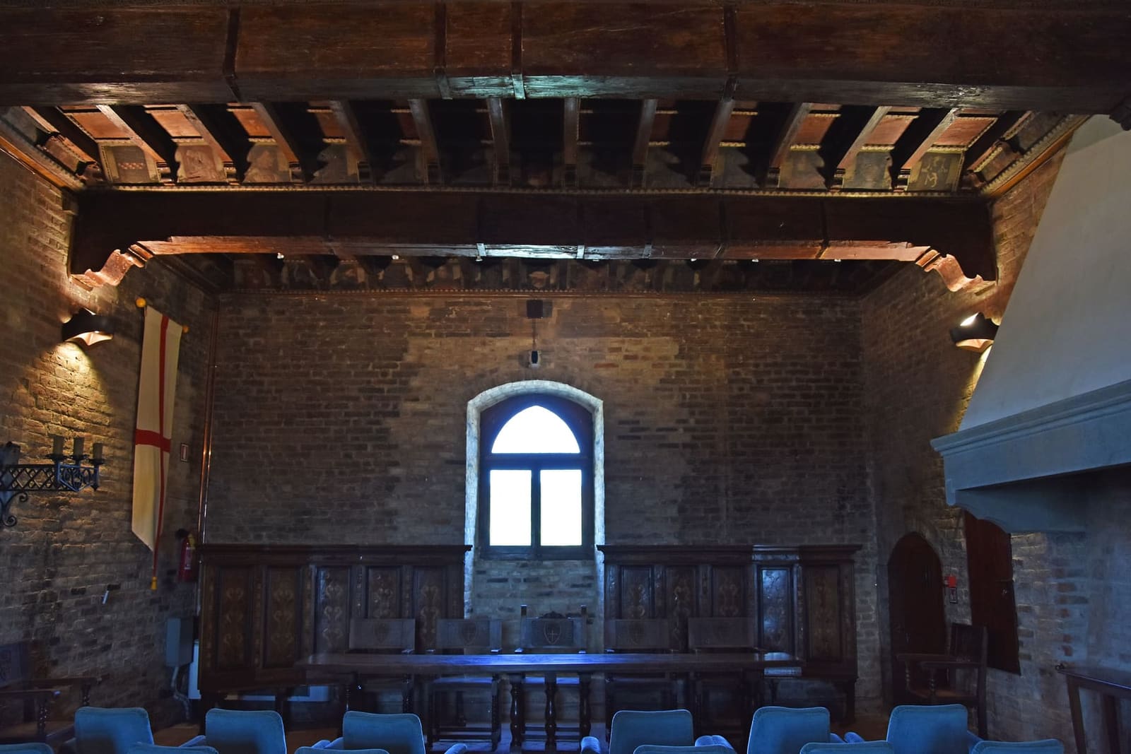 la Sala delle Maschere, che oggi è anche la sala del consiglio comunale