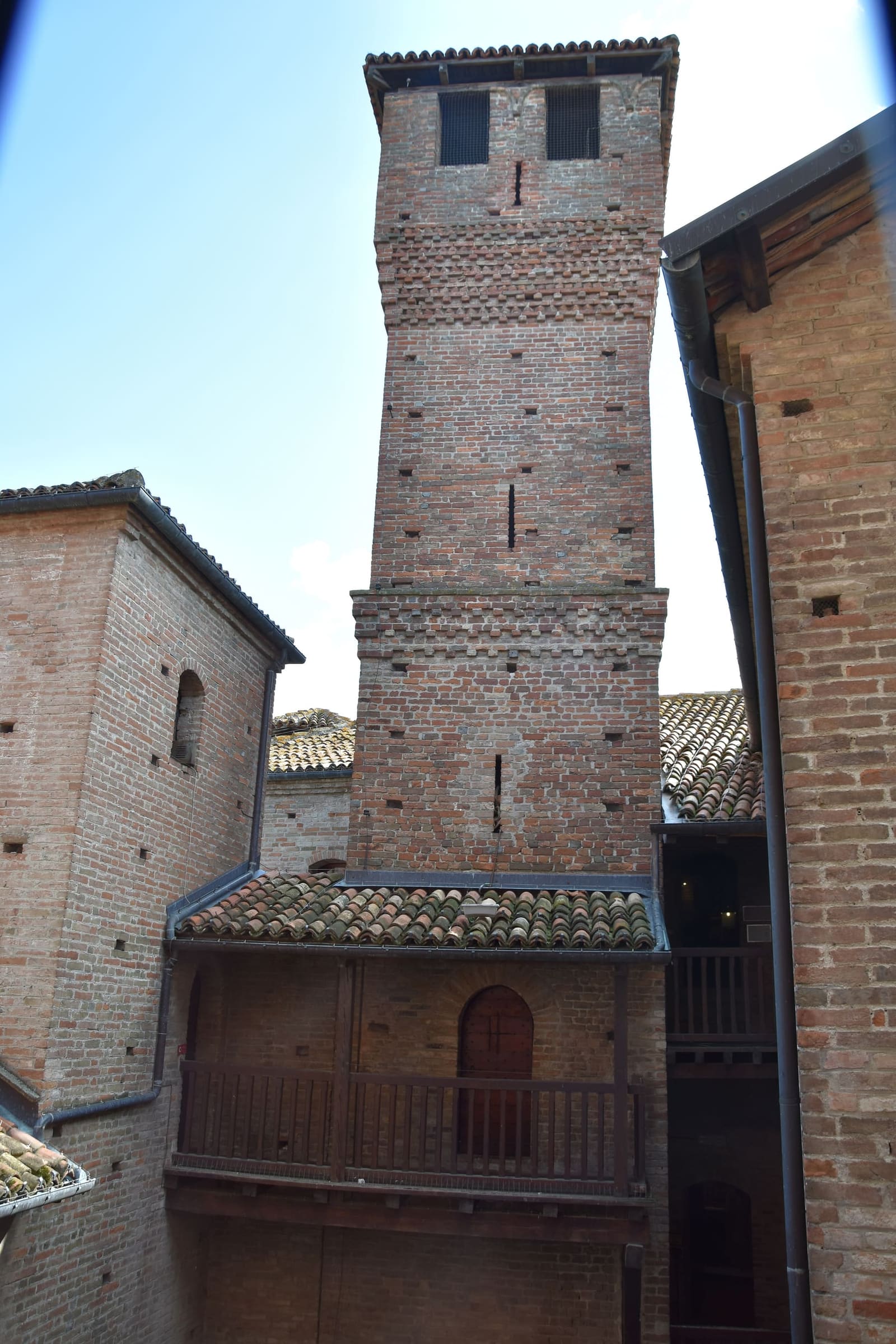 la torre centrale vista dal cortile, l'unico posto da cui si vede intera