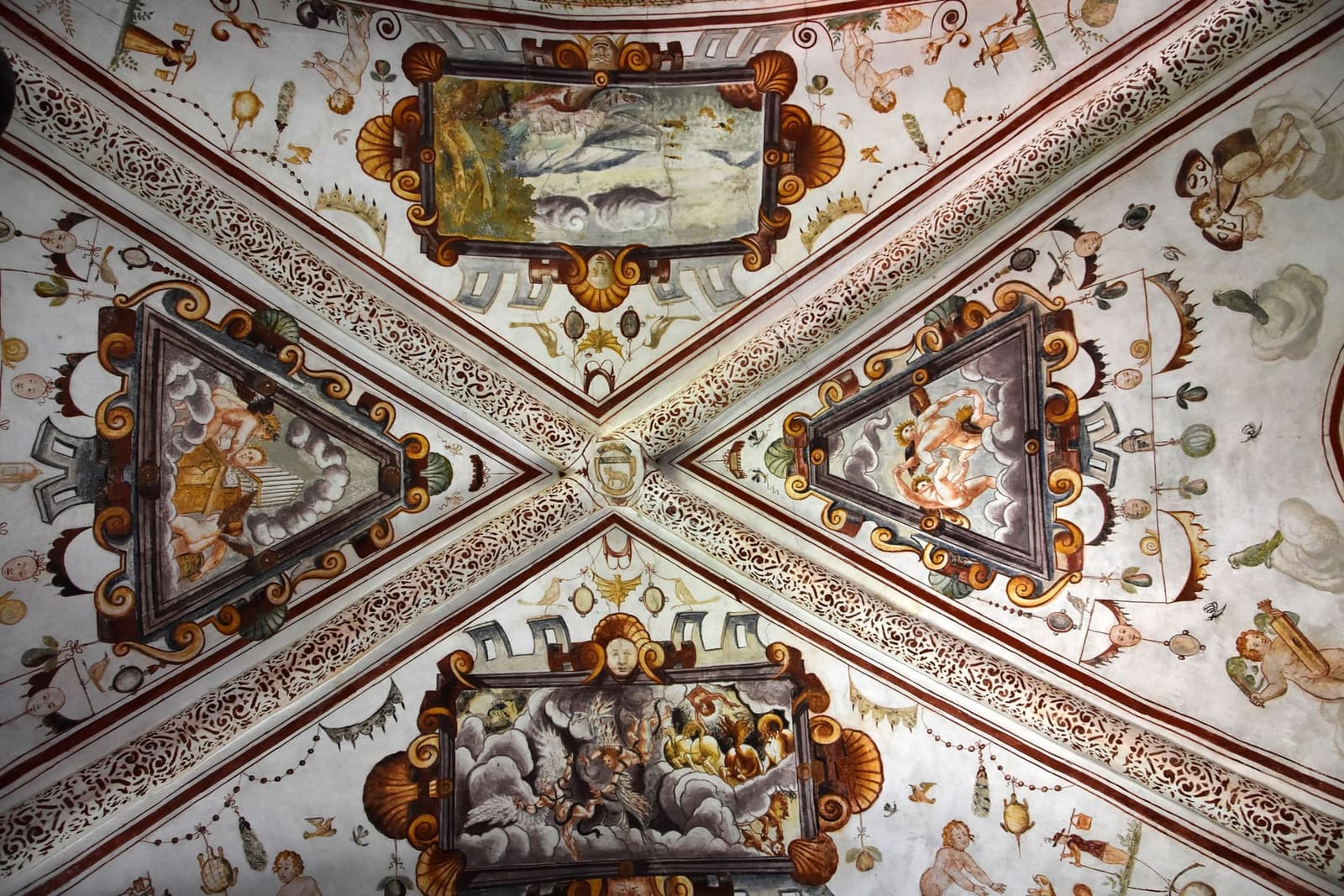 una delle volte a crociera dipinte della Sala degli Affreschi