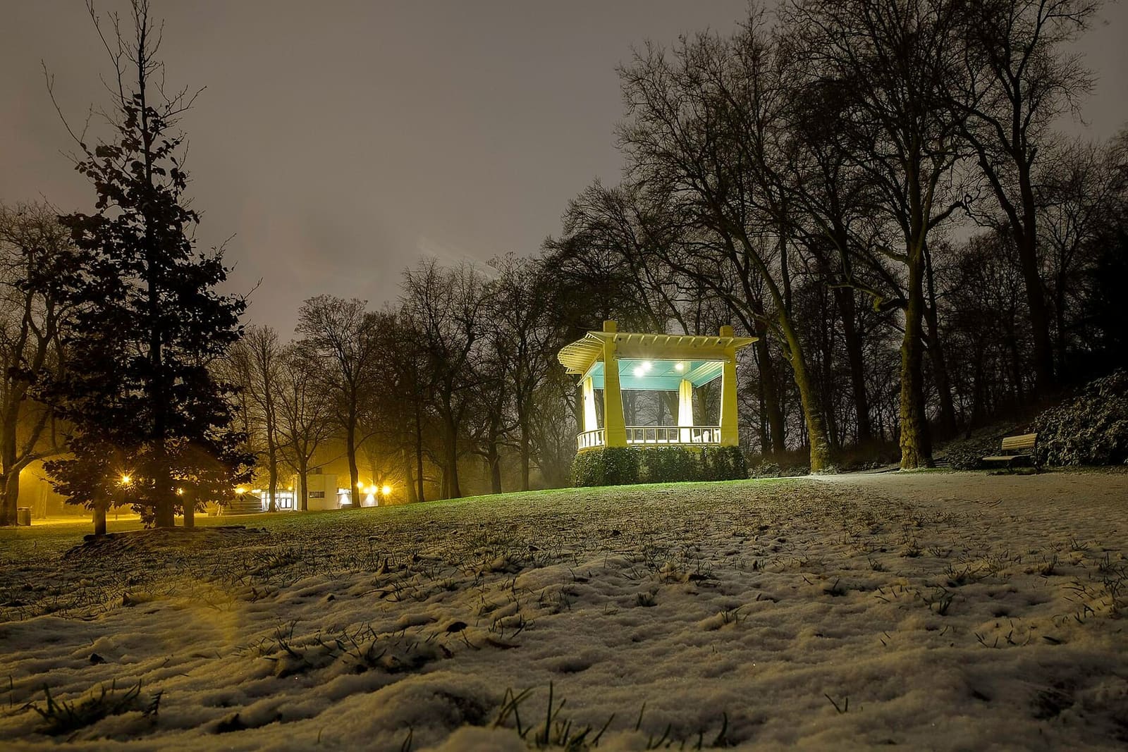 il chiosco della musica del Noorderplantsoen in una notte di neve