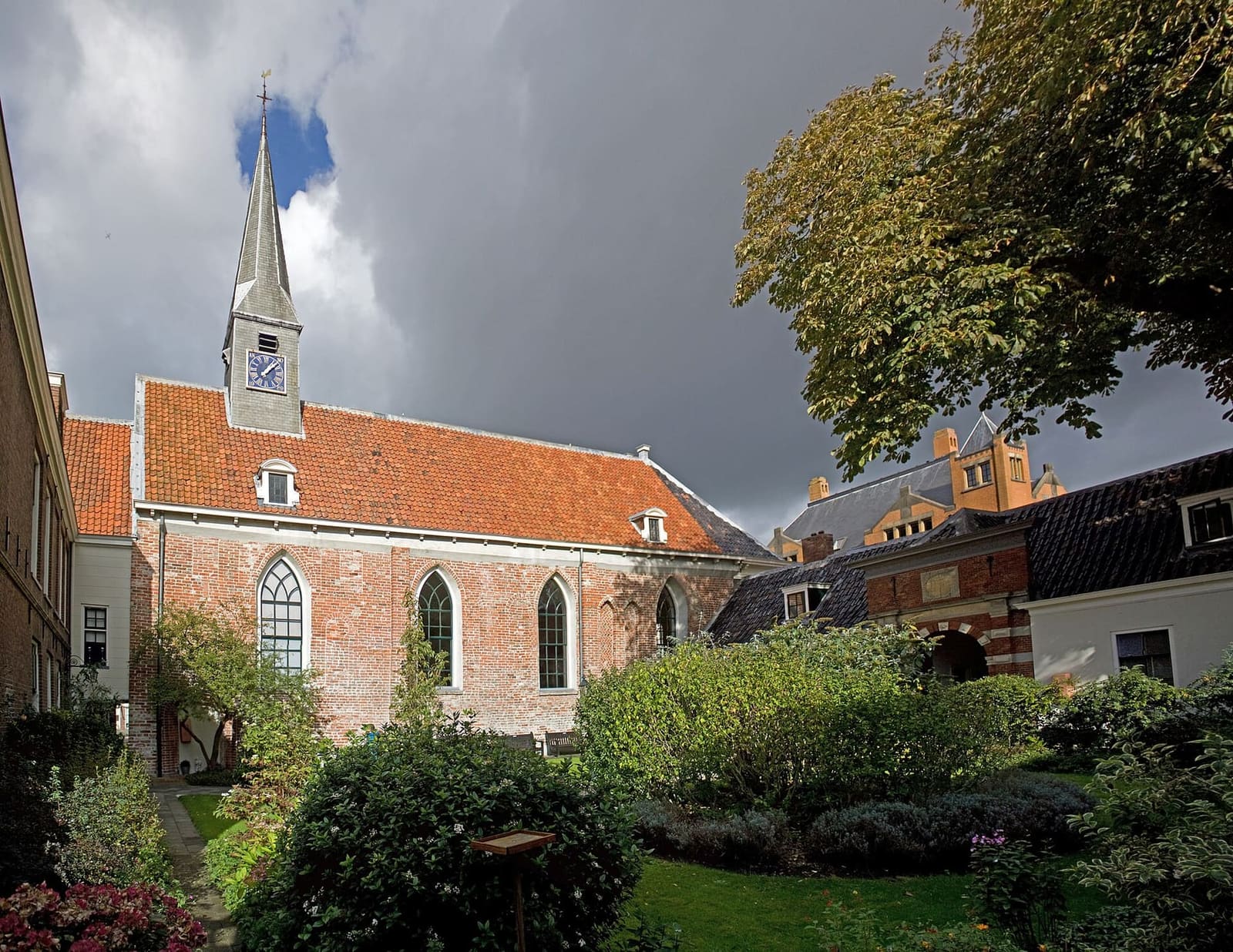 il giardino interno del Pelstergasthuis con la sua piccola chiesa
