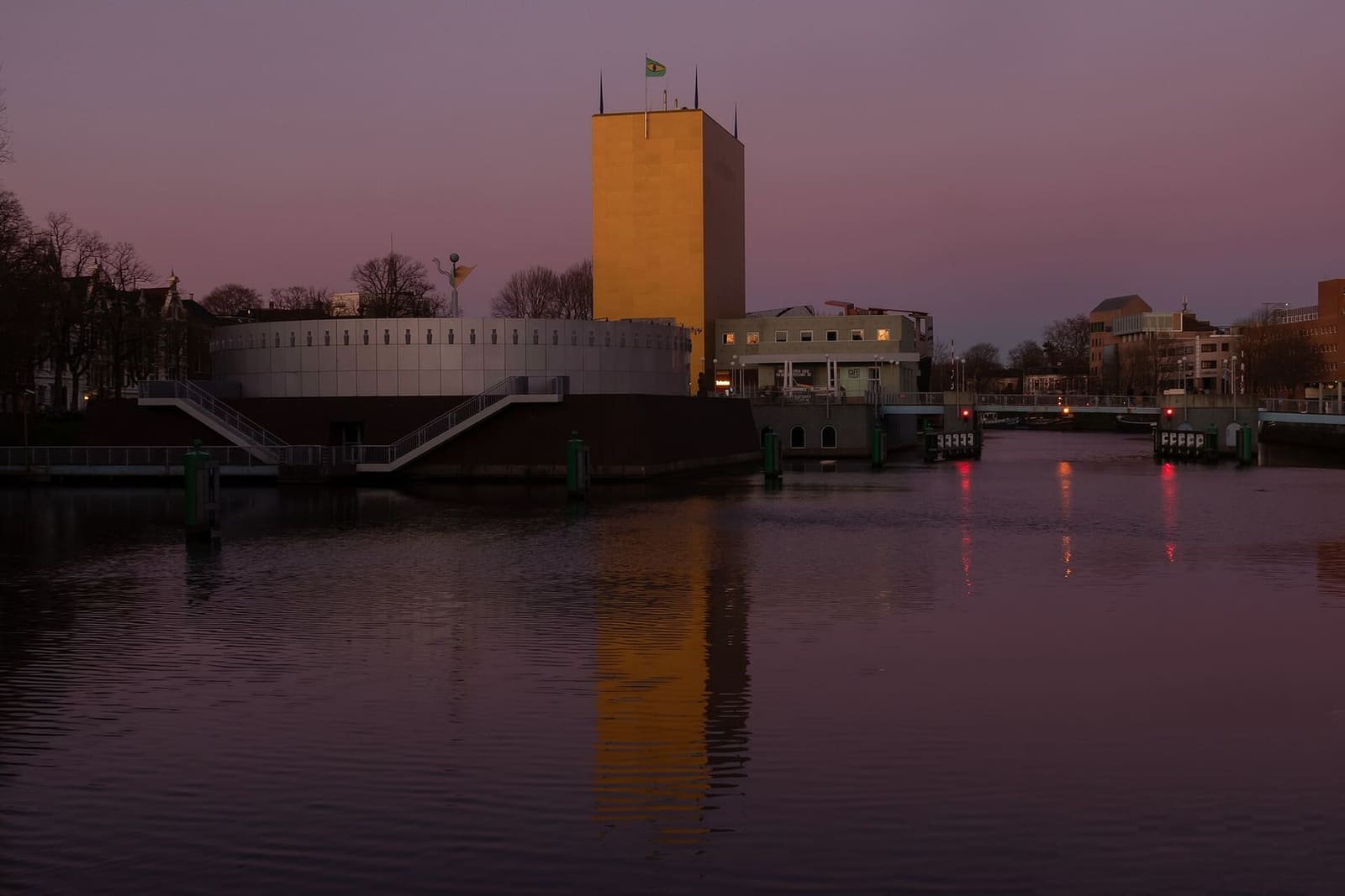 il Groninger Museum visto da ovest al tramonto, riflesso nell'acqua