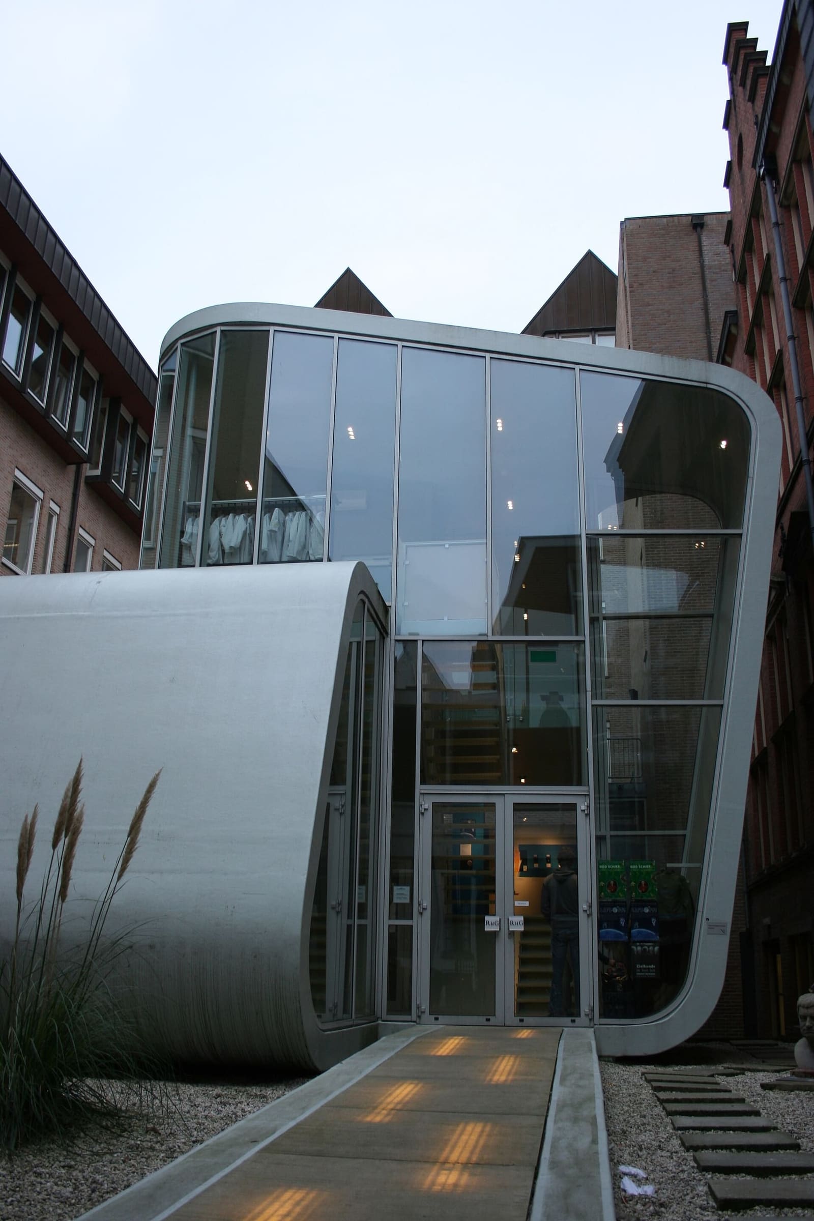 l'ingresso in vetro e metallo dell'Universiteitsmuseum