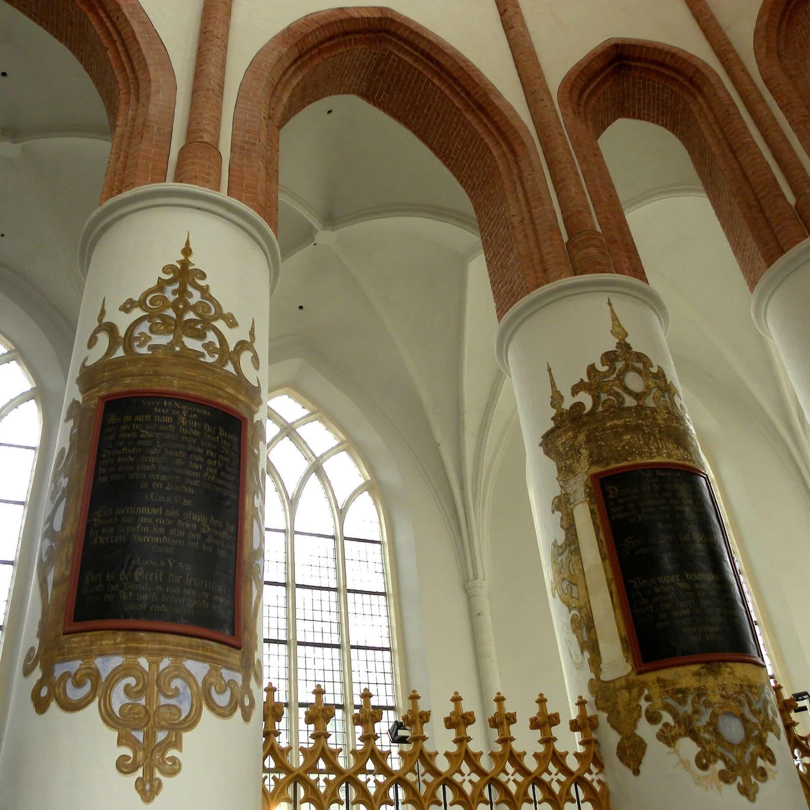 l'interno dell'Akerk, con le colonne bianche, le lapidi dorate e le finestre gotiche