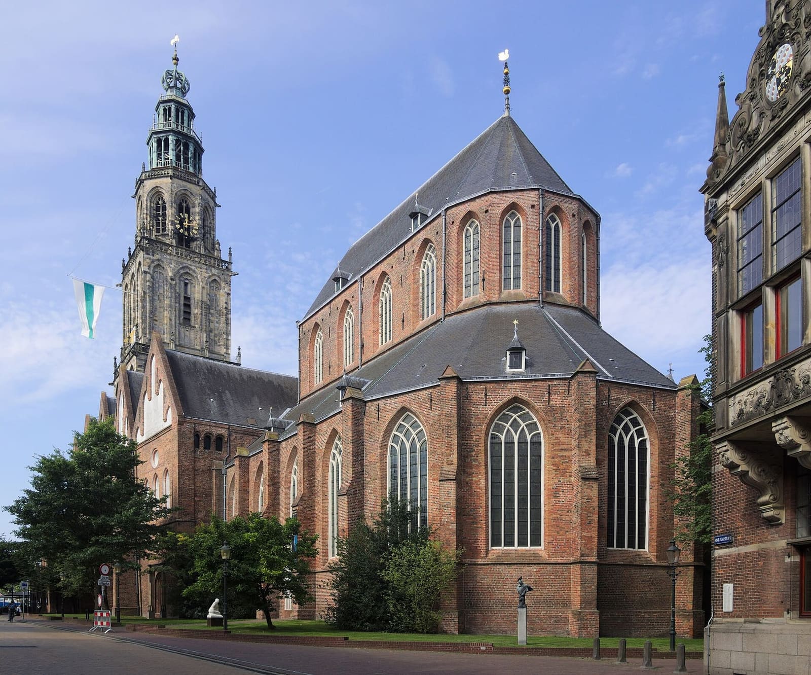 la Martinikerk vista da est, con il coro gotico in mattoni e la Martinitoren dietro