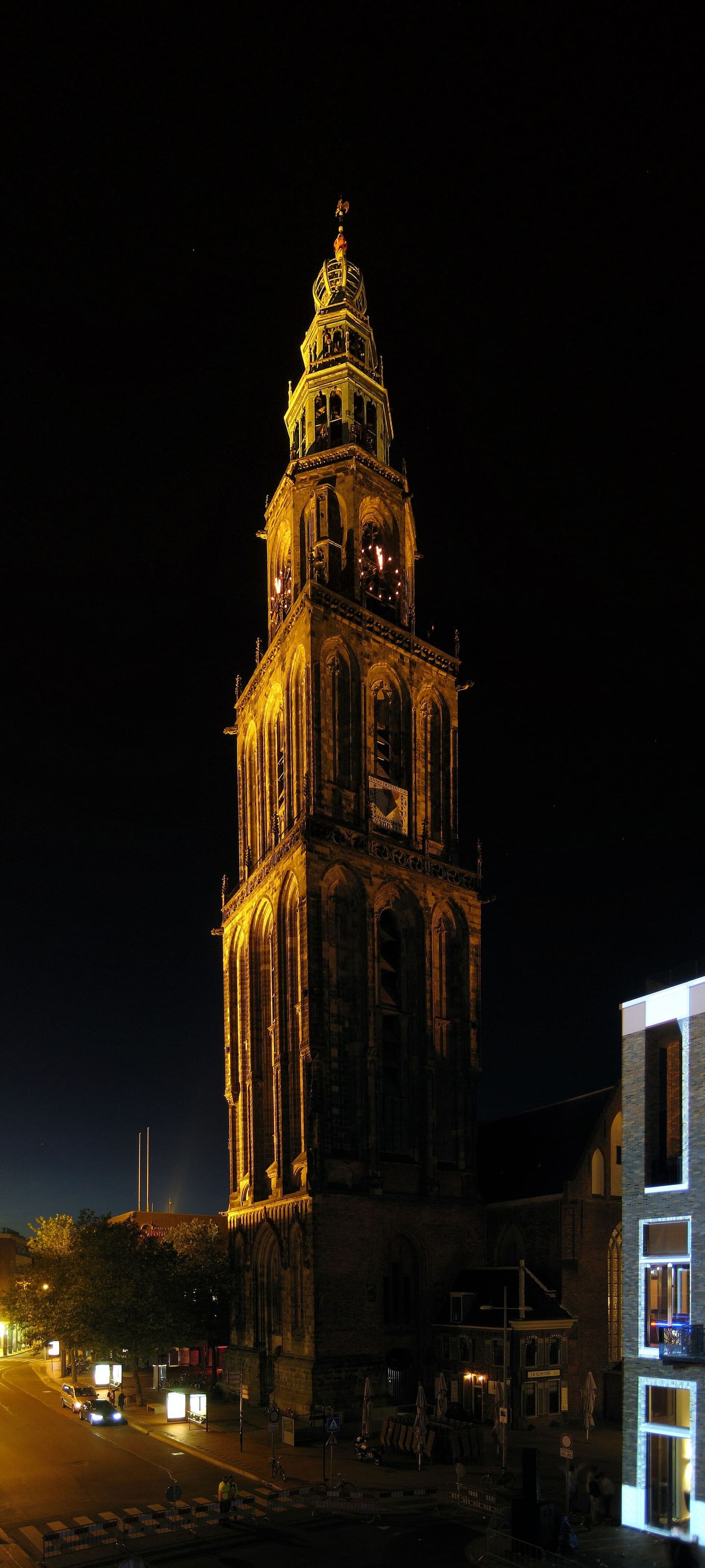 la Martinitoren illuminata di notte
