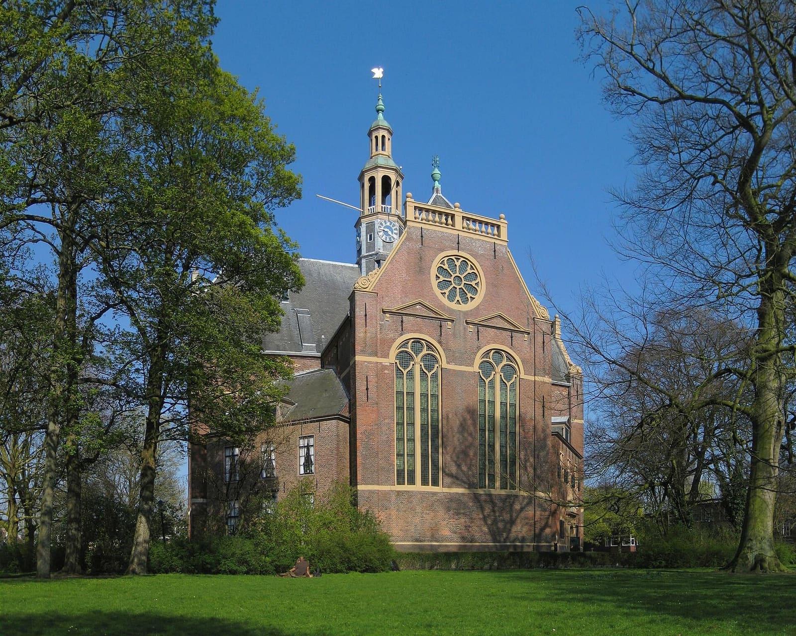 la Nieuwe Kerk fra gli alberi del suo prato