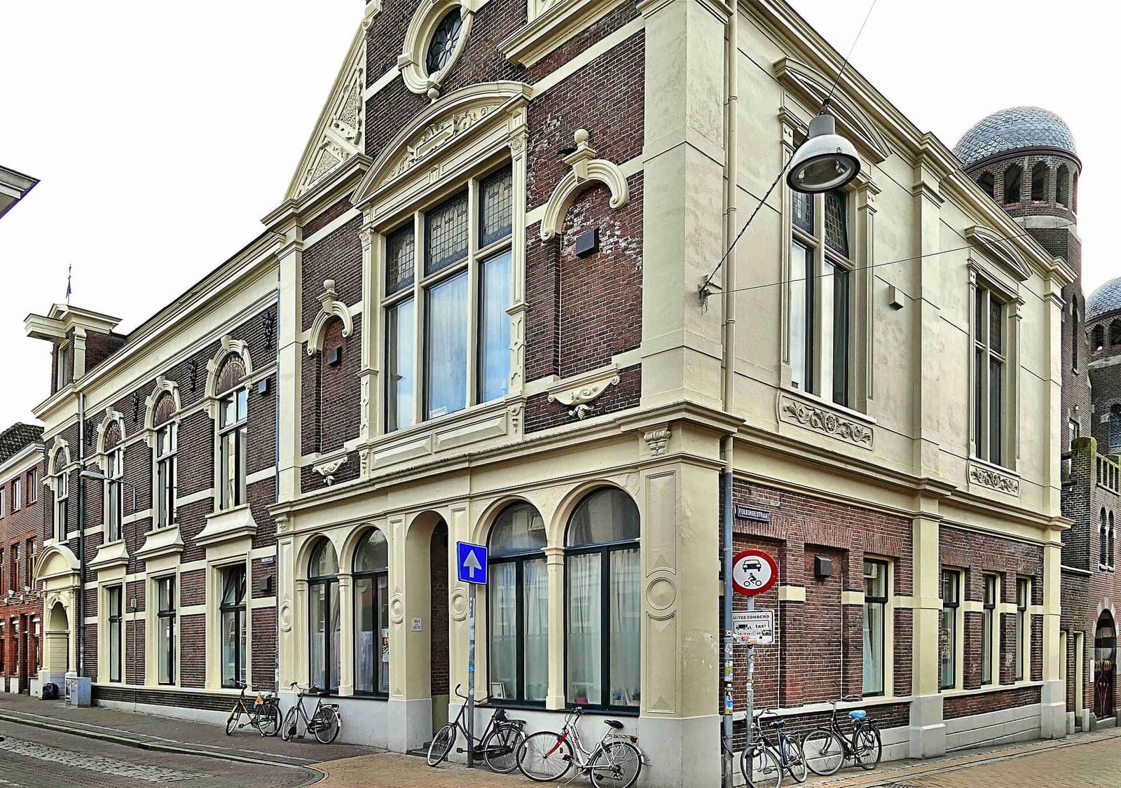 la sinagoga della Folkingestraat, costruita nel 1906 su progetto di Tjeerd Kuipers