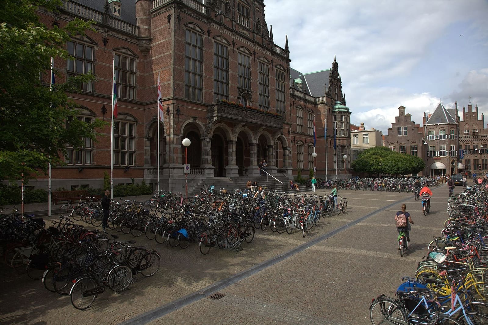 le biciclette parcheggiate davanti all'Academiegebouw, la sede storica dell'università