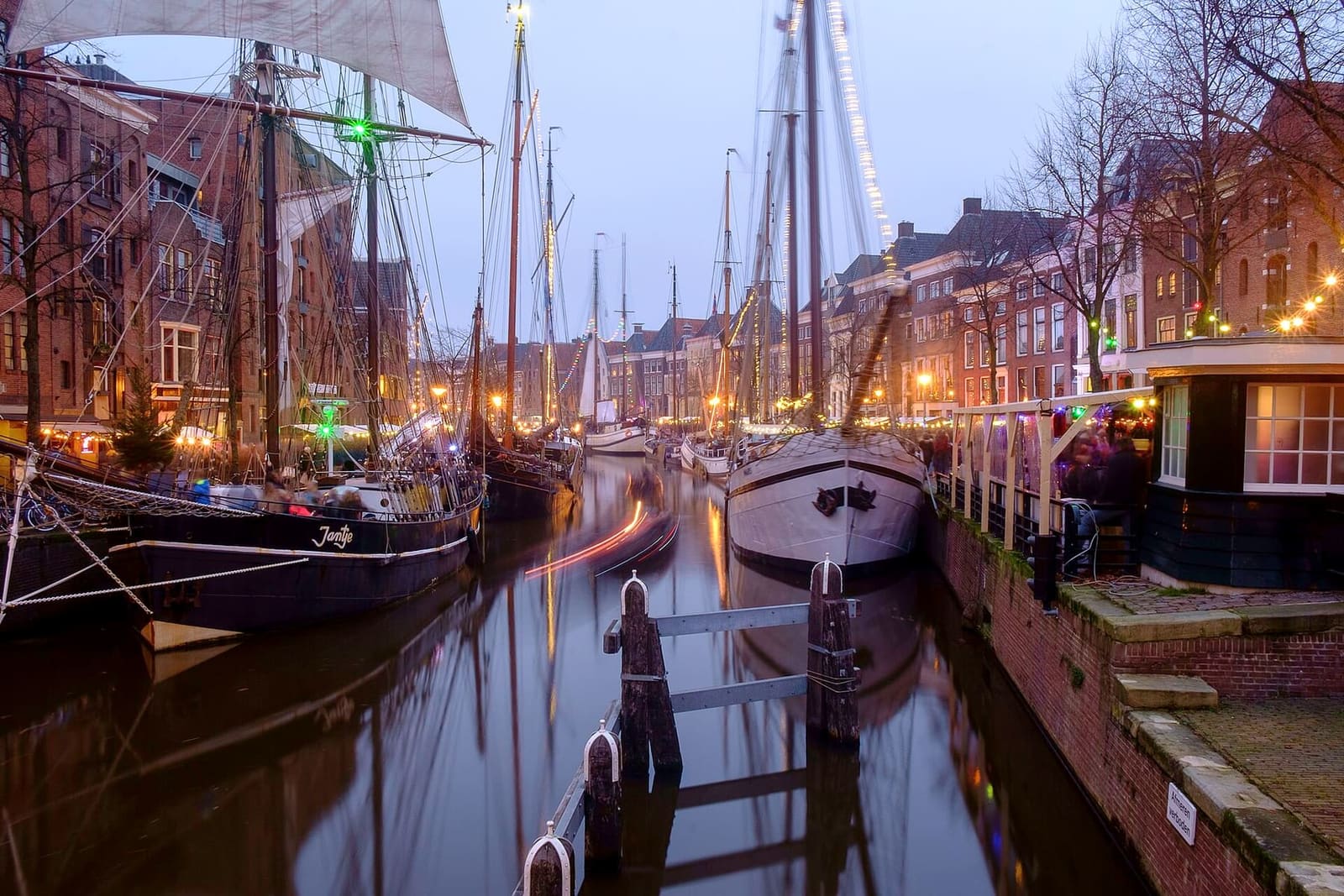 le navi a vela della WinterWelVaart ormeggiate lungo la Hoge der A, nel dicembre 2016