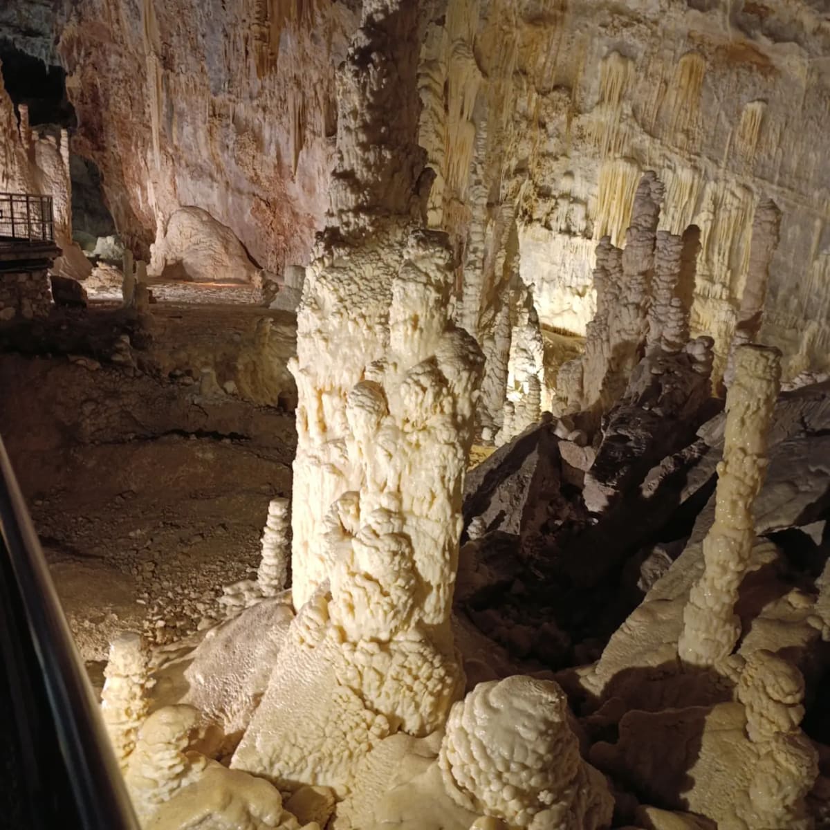 la colonna chiara in mezzo alle lame di roccia scura, che sono i blocchi crollati dal soffitto molto prima