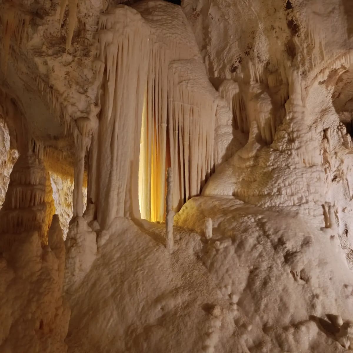la luce gialla messa dietro la colata, che la attraversa e la fa sembrare una tenda tirata