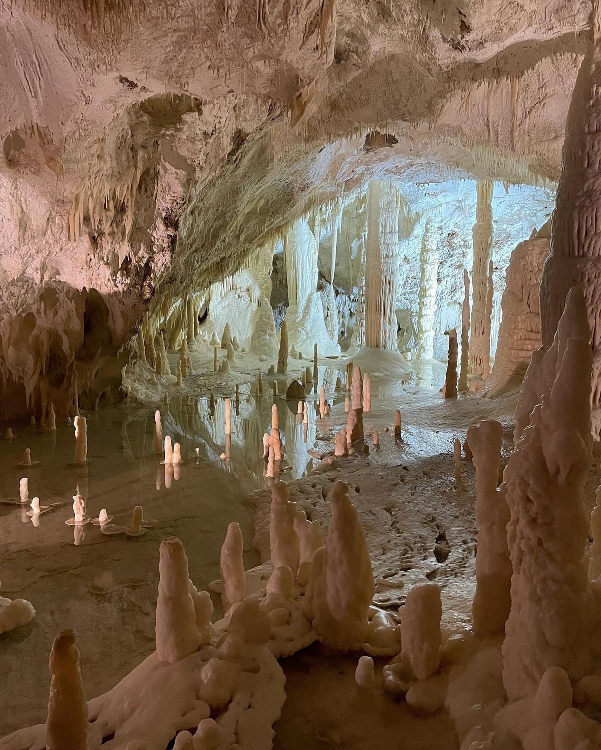 il lago basso con le candeline, decine di stalagmiti tozze che spuntano dall'acqua ferma e ci si specchiano dentro