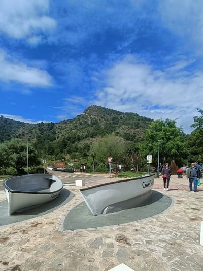 le due barche monumento sul piazzale d'ingresso, con la Sierra de Espadán dietro