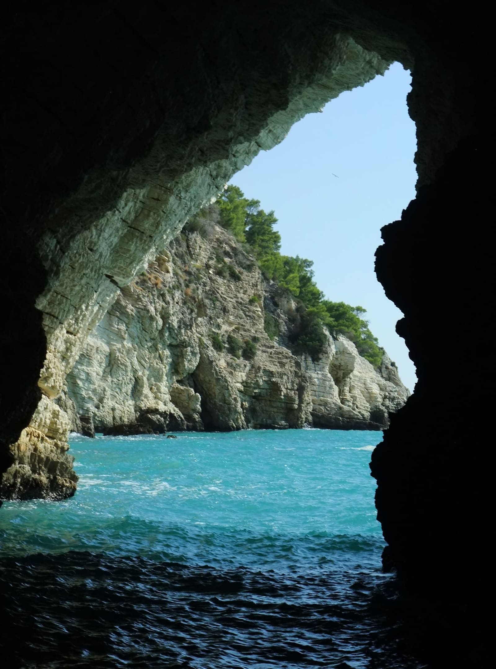 der Ausgang einer Grotte, mit der Küste und dem Meer draußen