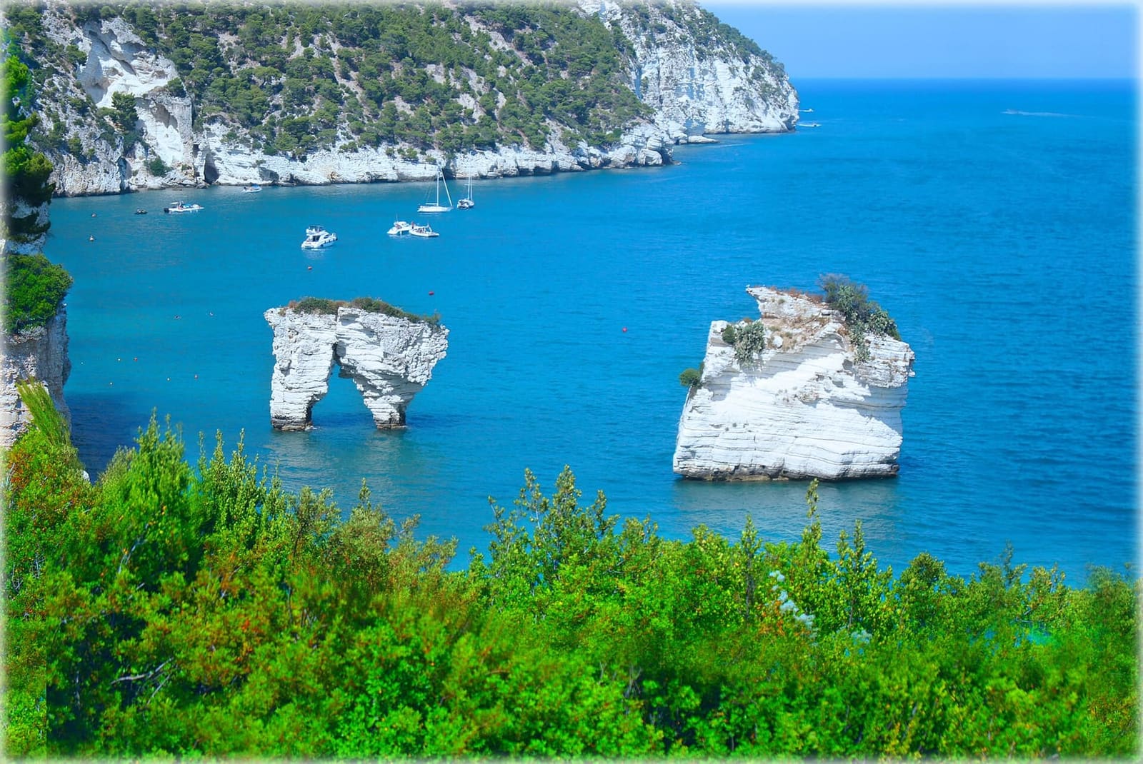 die Baia delle Zagare von oben, mit den Booten vor den Klippen