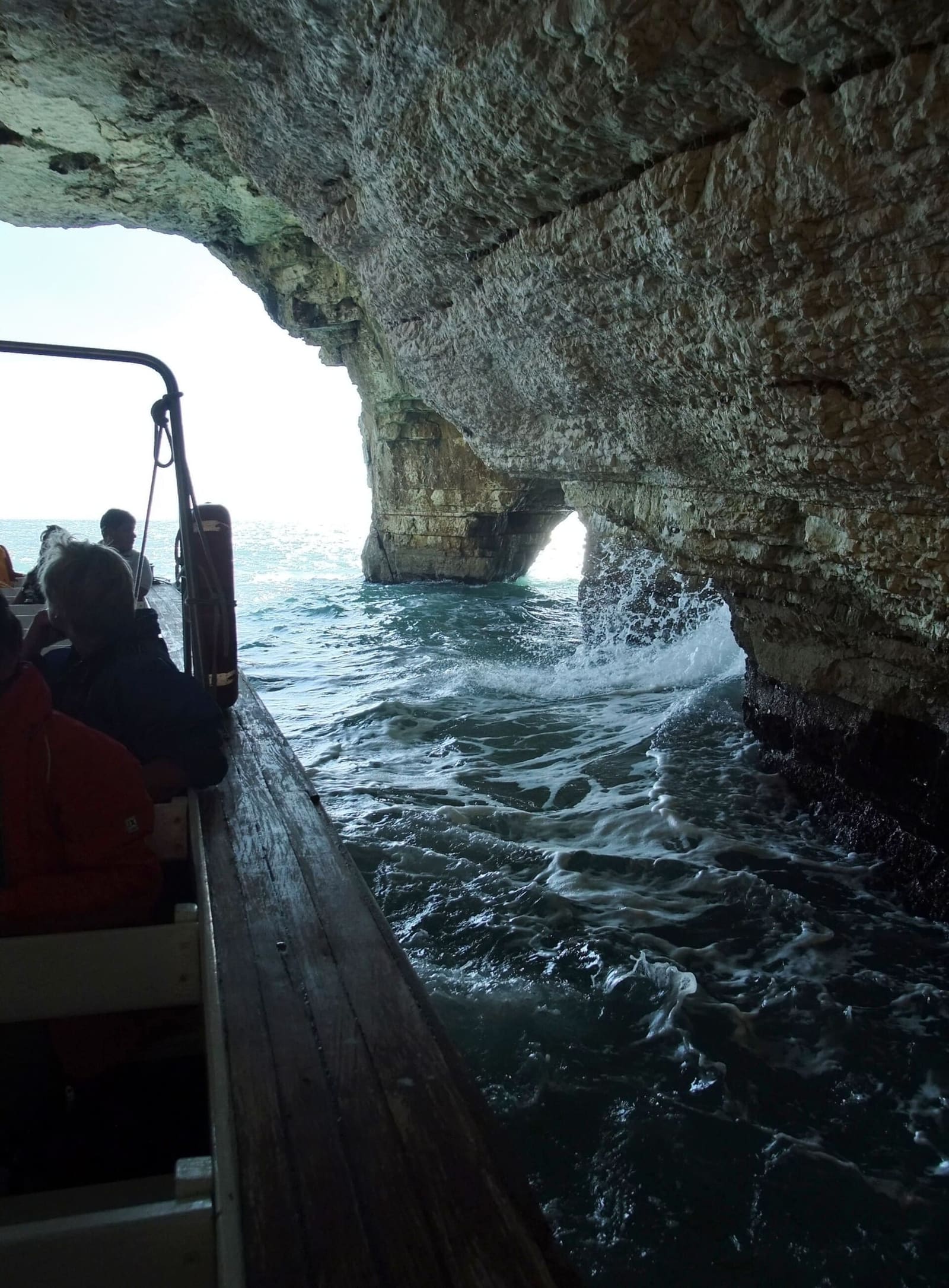 das Boot in einer Grotte, mit dem Ausgang zum Meer im Hintergrund