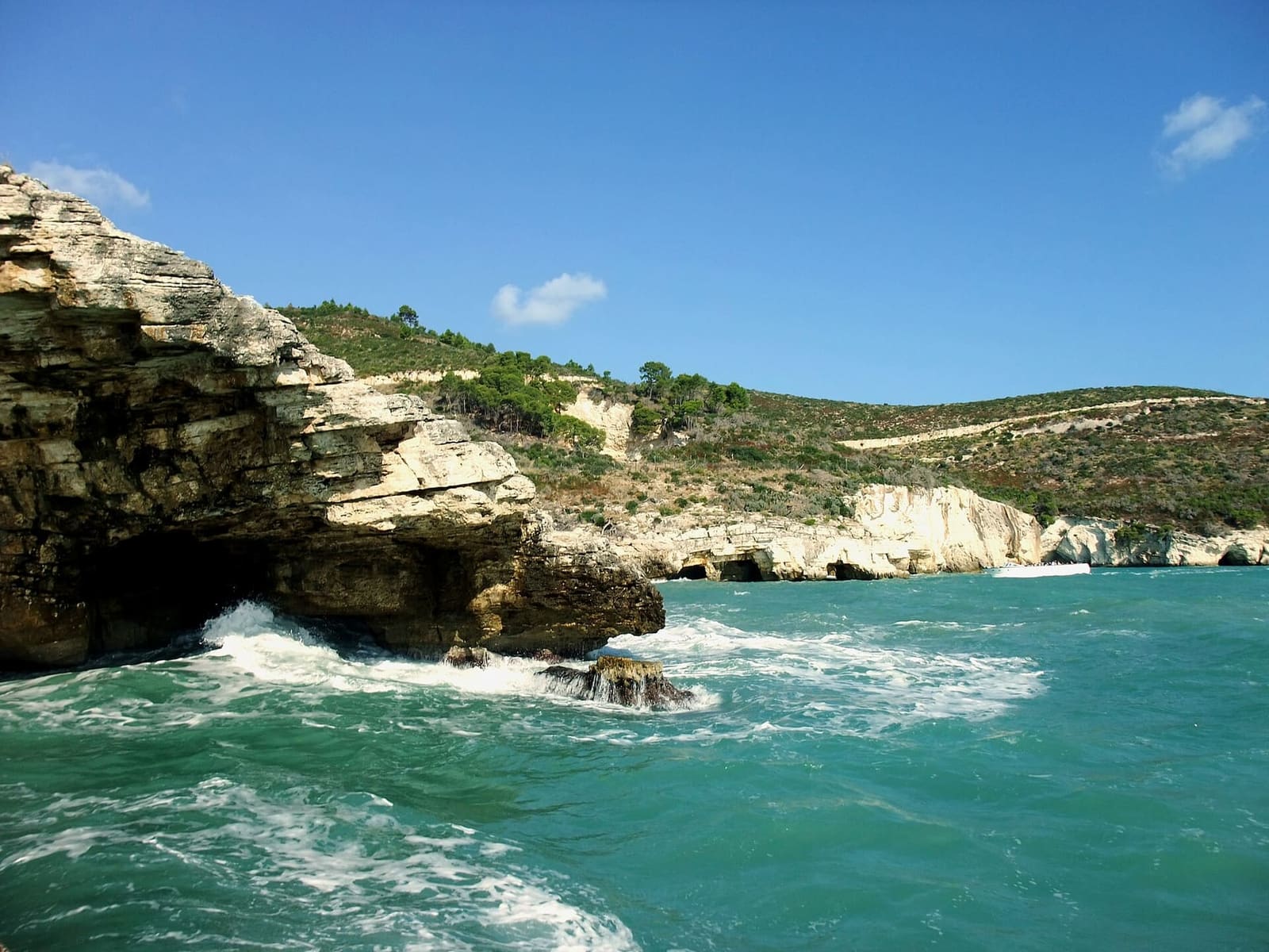 die Küste südlich von Vieste vom Boot aus gesehen, mit den Wellen an den Klippen
