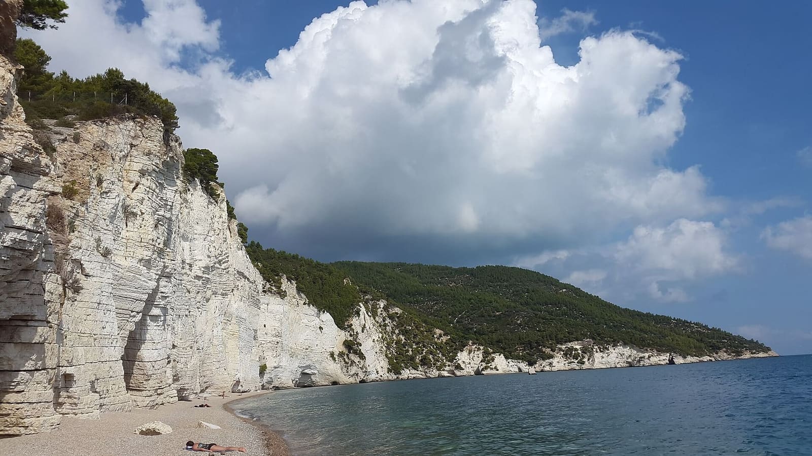 der Strand von Vignanotica unter der weißen Steilküste, wo das Boot zum Baden hält