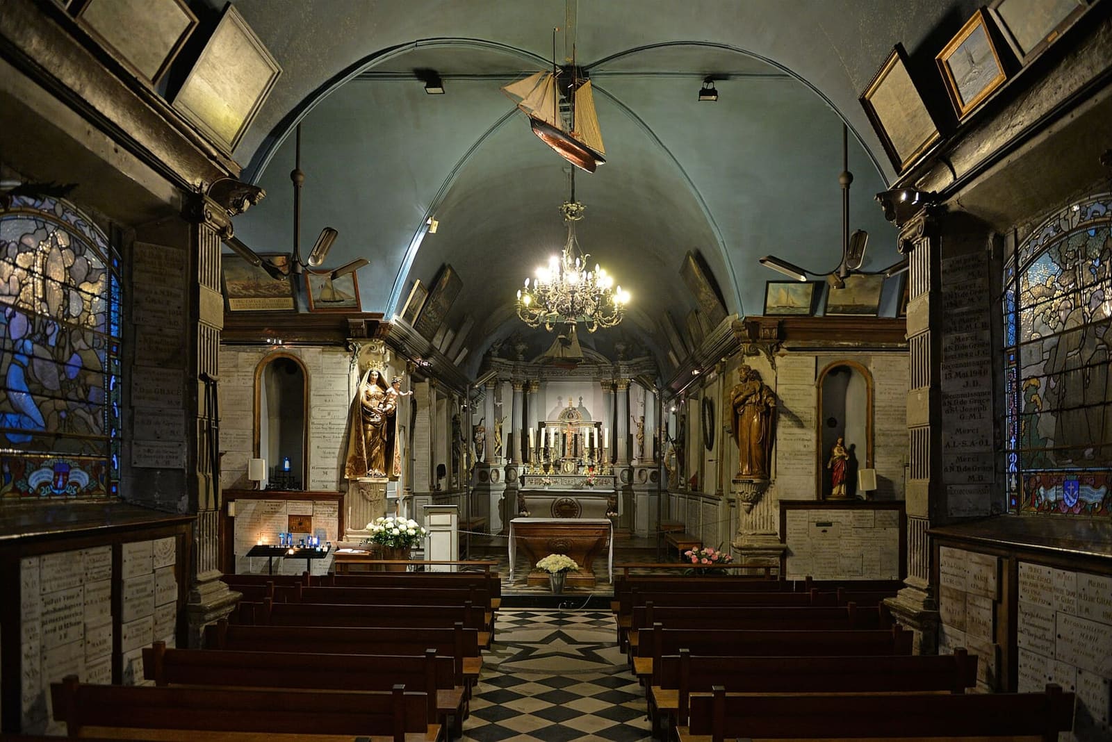 im Inneren der Chapelle Notre-Dame-de-Grâce, mit aufgehängten Schiffsmodellen und Votivgaben der Seeleute, im Dezember