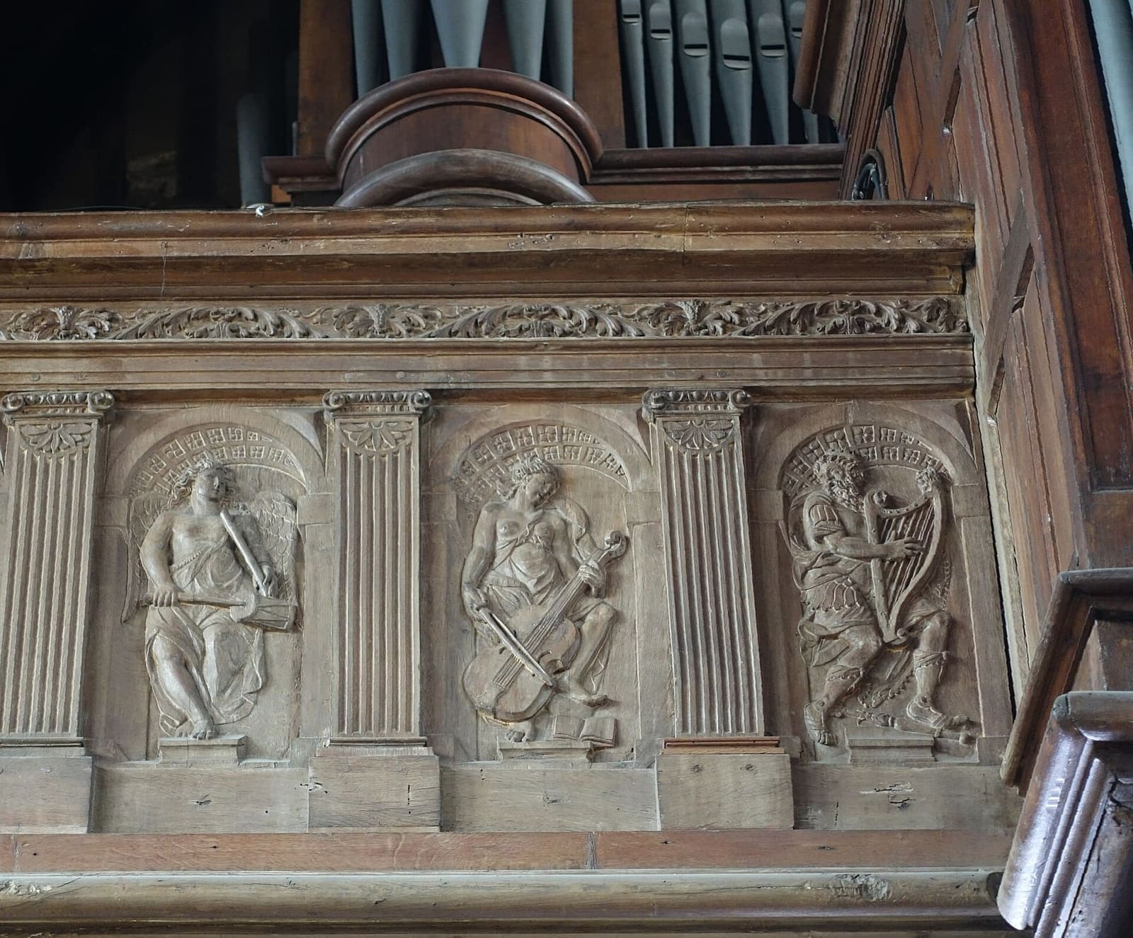 die in das Holz der Orgelempore geschnitzten Musikanten, in der Église Sainte-Catherine, im August
