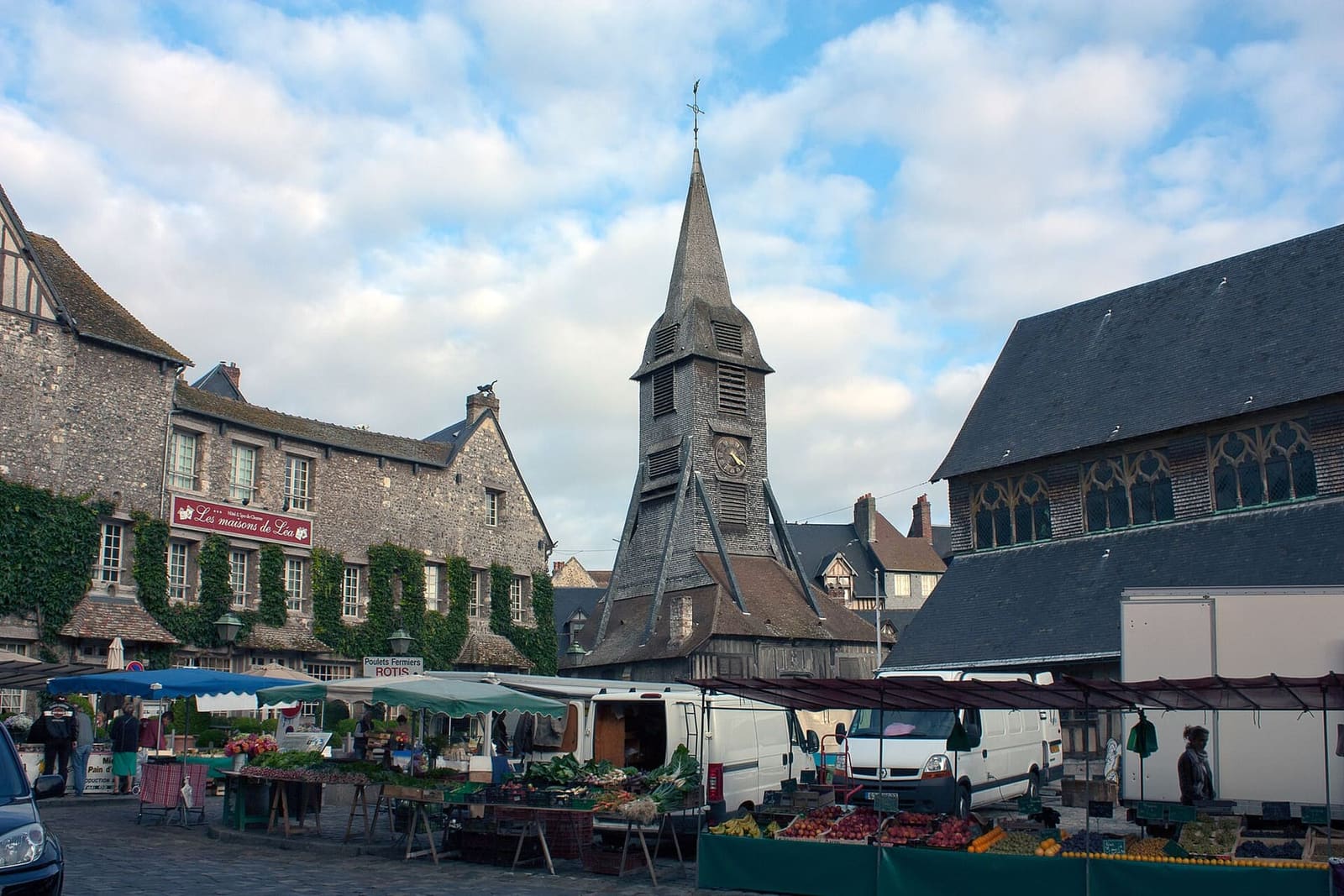 der Samstagsmarkt auf der Place Sainte-Catherine, mit dem Glockenturm und der Längsseite der Kirche, im September