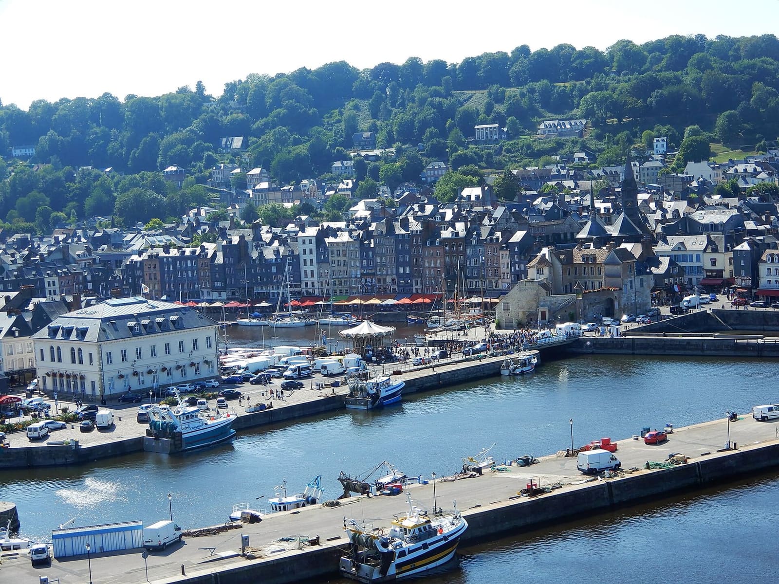 der Vorhafen und das Vieux Bassin von oben, mit den Dächern von Honfleur und dem Hügel dahinter, im Juli