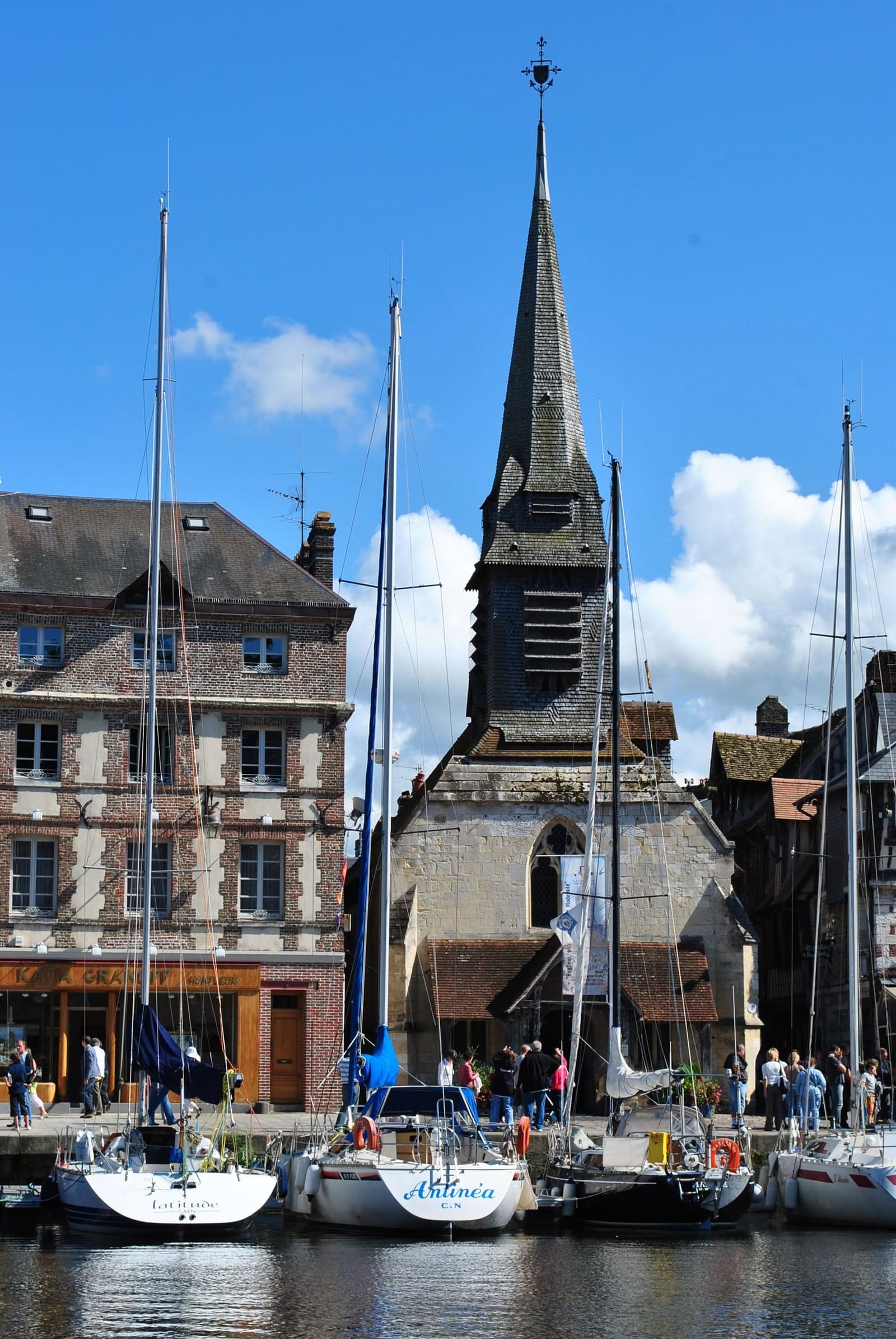 die Église Saint-Étienne, heute das Marinemuseum, mit dem hölzernen Turm über den Booten des Vieux Bassin, im August