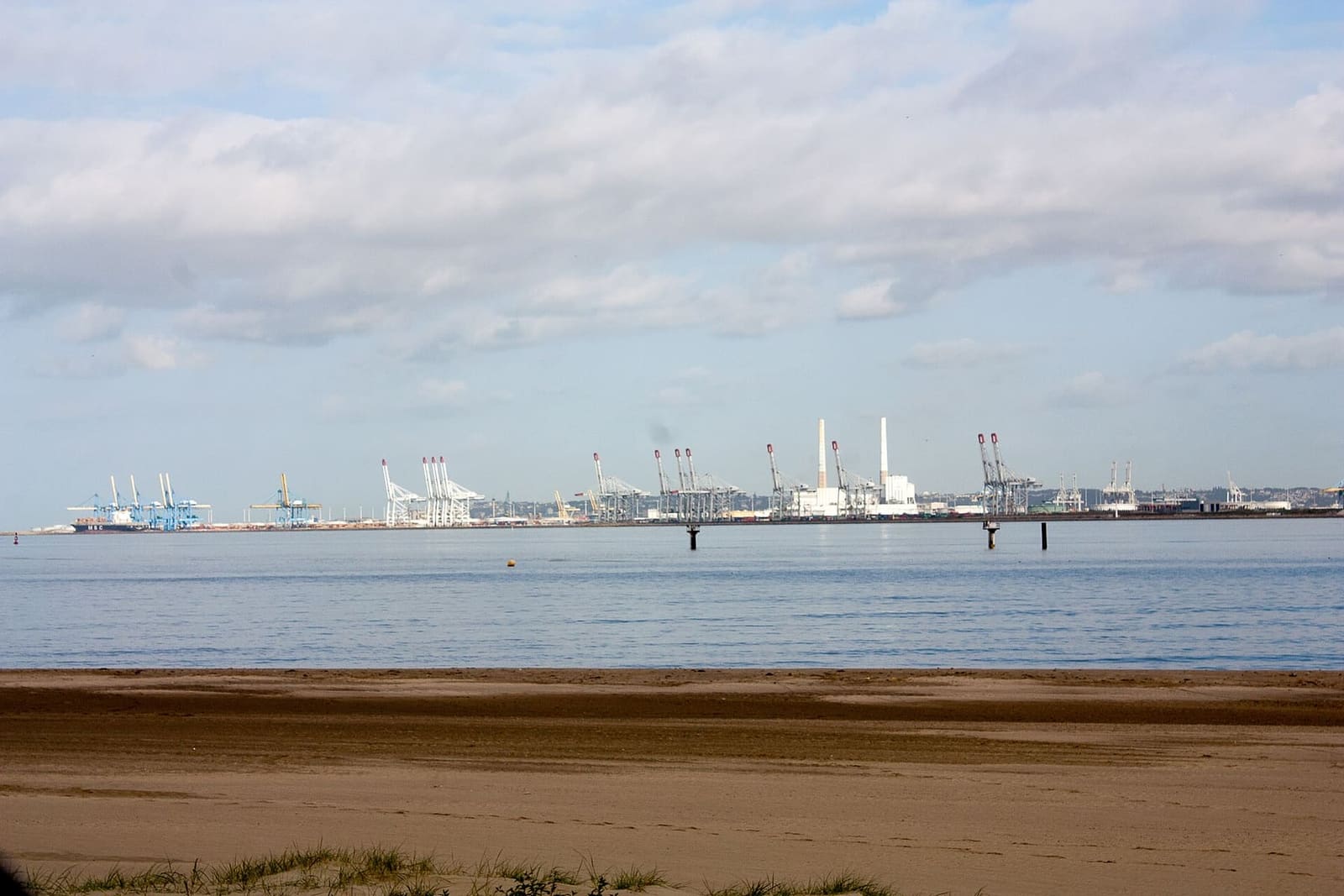 die Seinemündung bei Ebbe und gegenüber der Hafen von Le Havre, im September