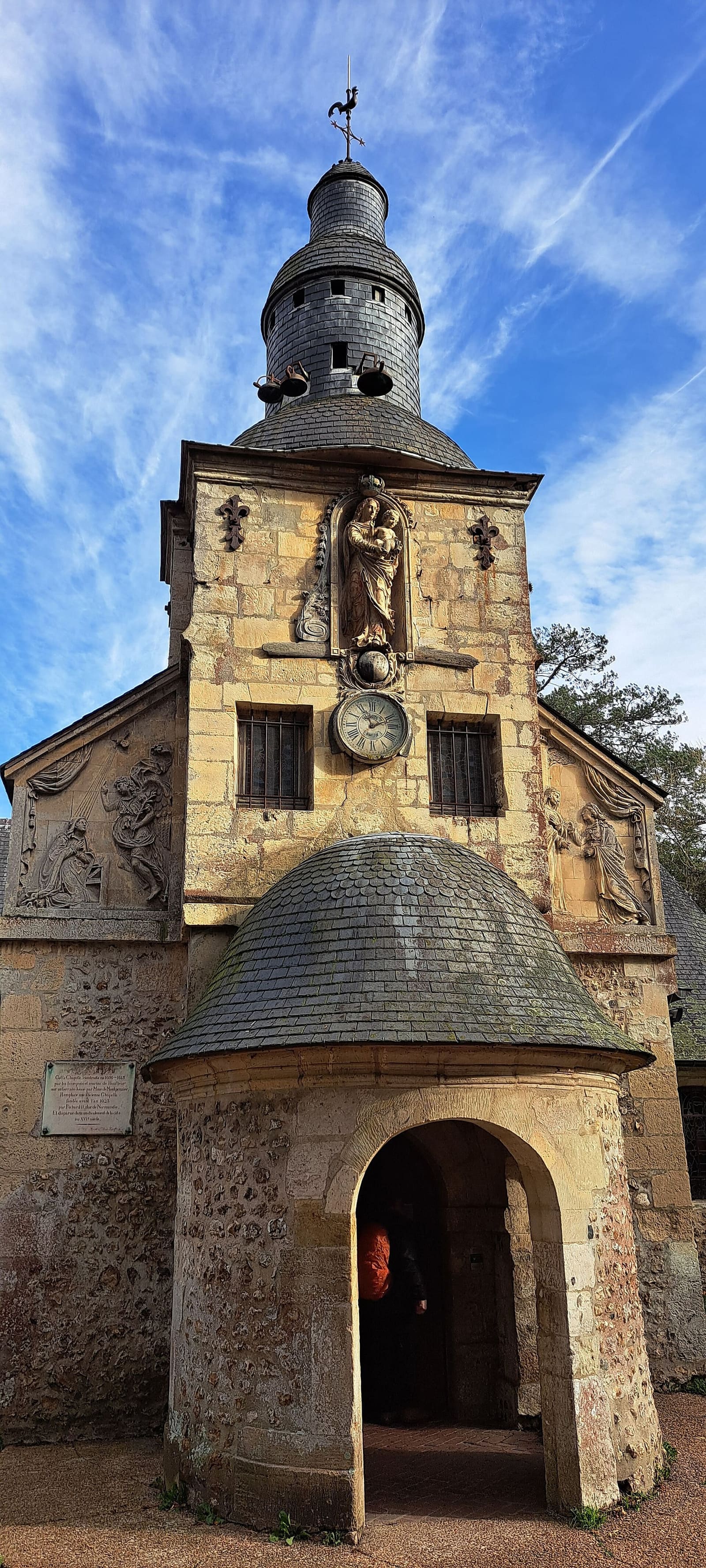 die Fassade der Chapelle Notre-Dame-de-Grâce auf der Côte de Grâce, im Oktober
