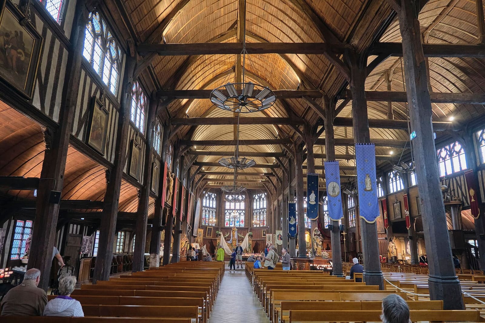 die beiden hölzernen Schiffe der Église Sainte-Catherine, mit Gewölben in Form eines Schiffsrumpfs, im September