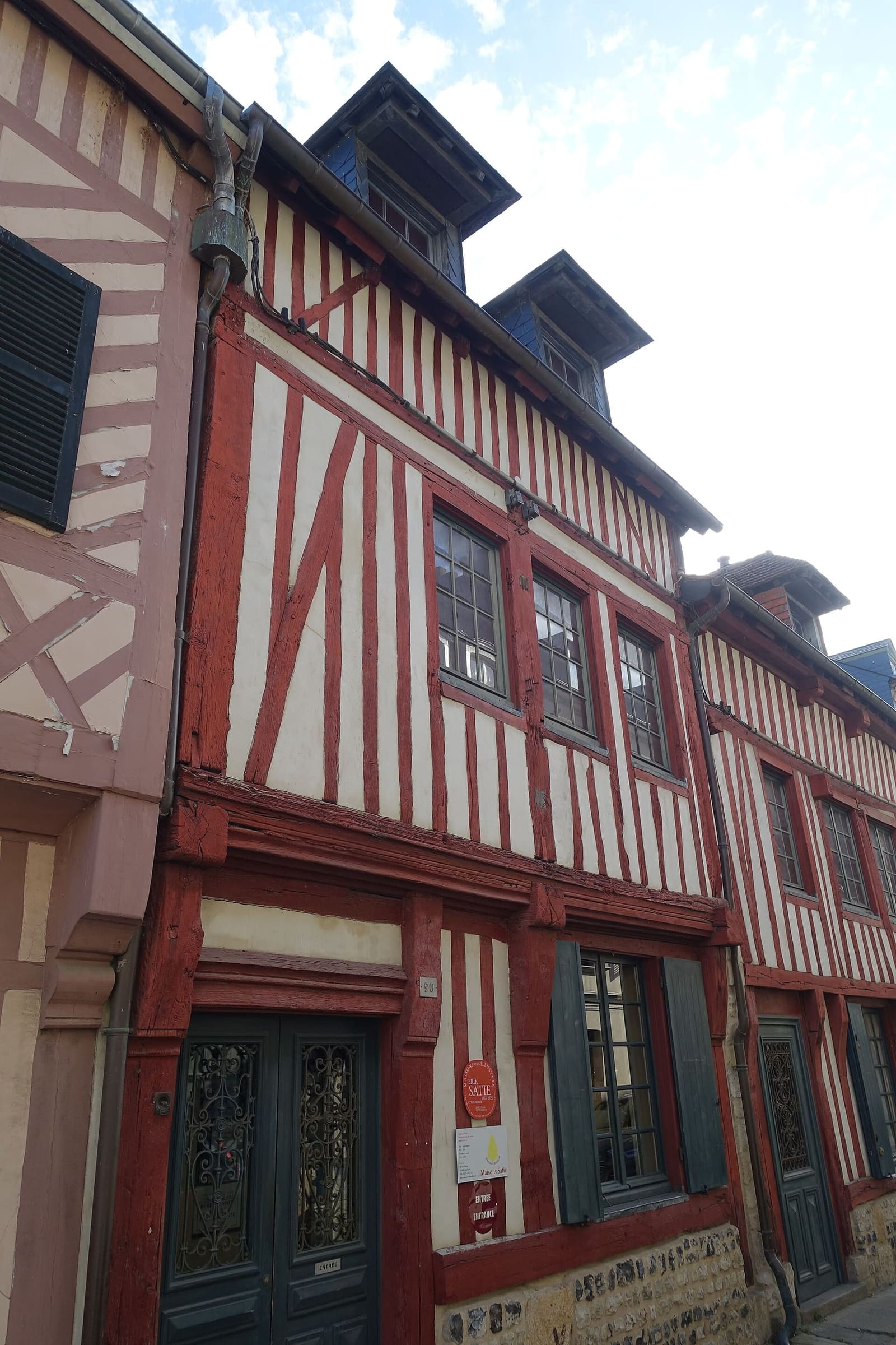 das rot-weiße Fachwerkhaus der Maisons Satie, in dem Erik Satie geboren wurde, im Februar