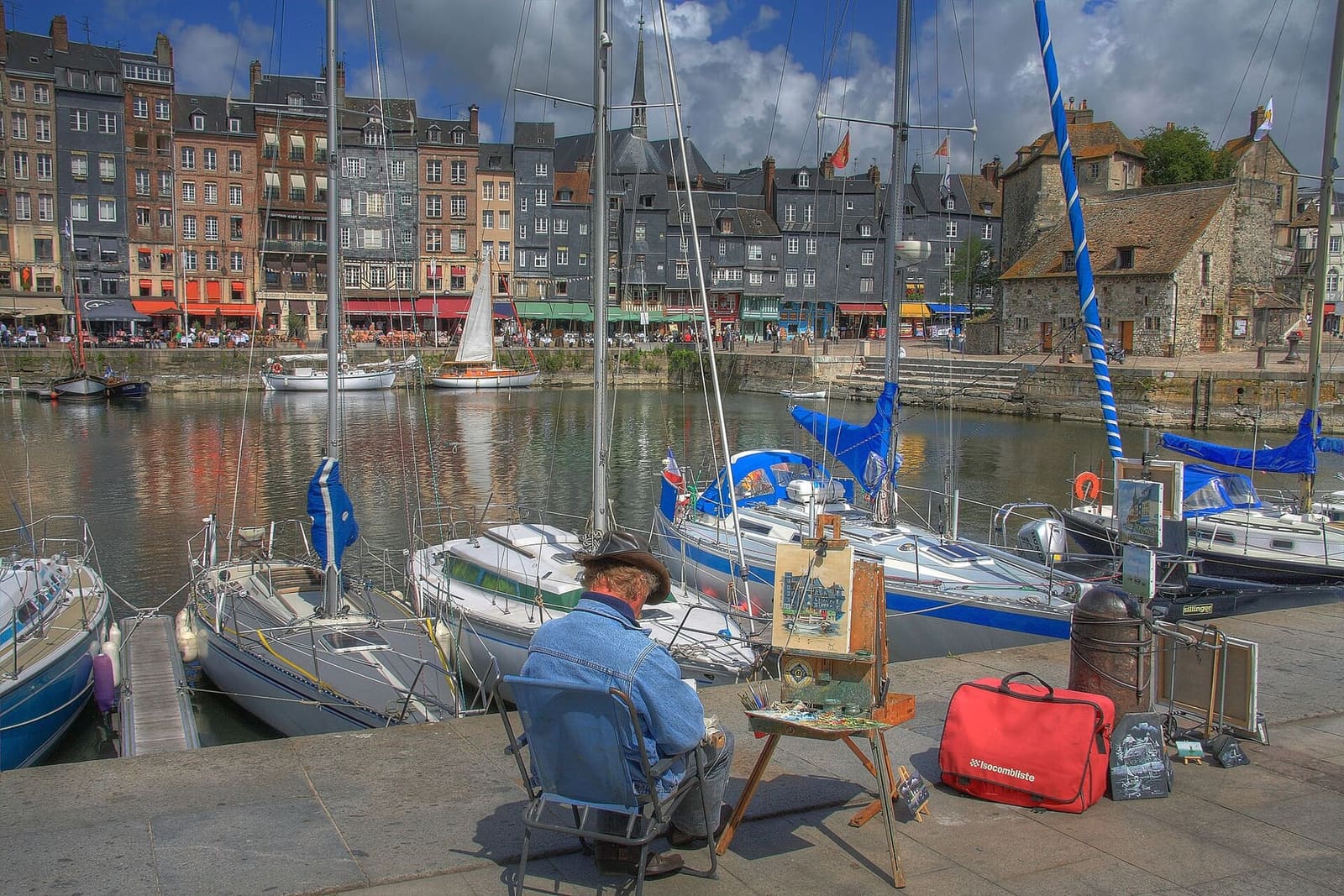 ein Maler an seiner Staffelei am Rand des Vieux Bassin, gegenüber dem Quai Sainte-Catherine und der Lieutenance