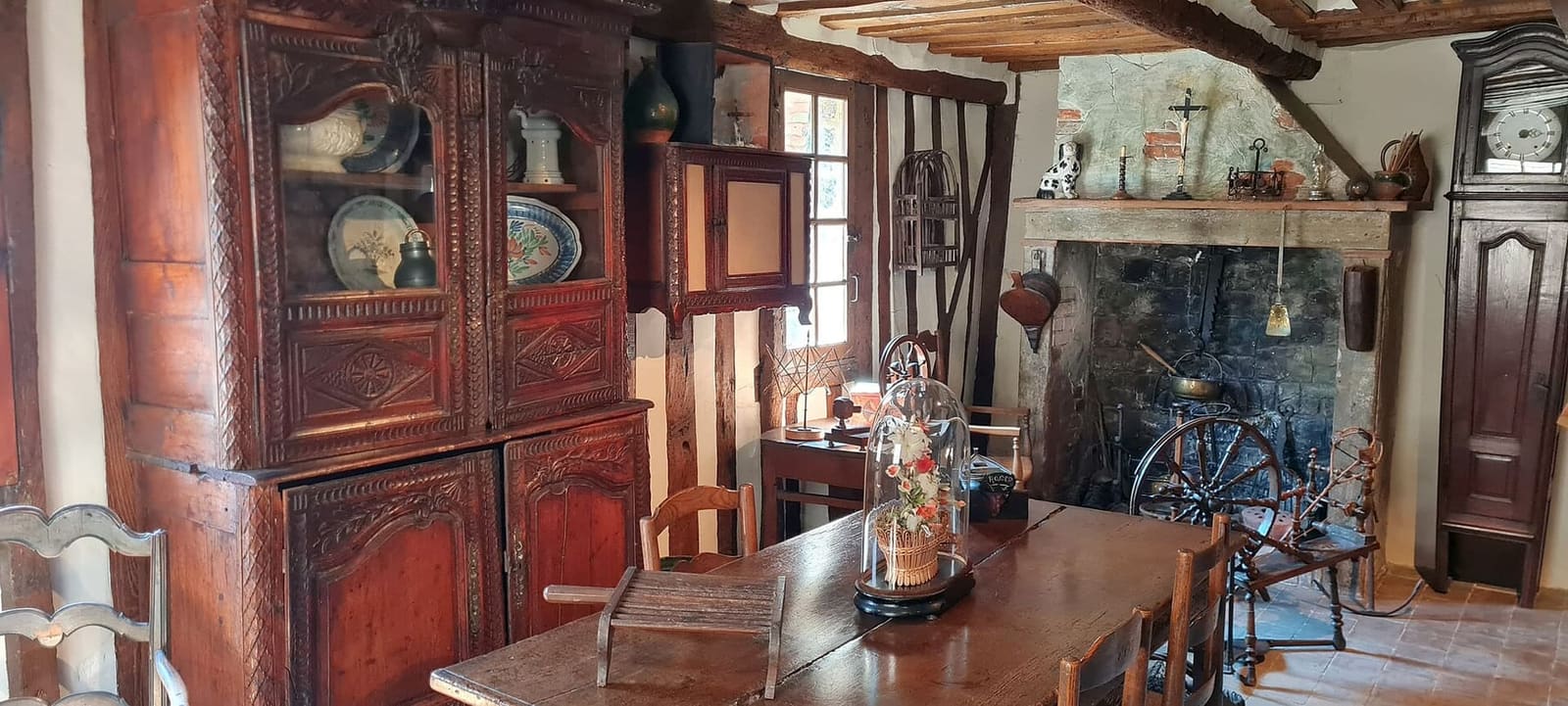 ein Saal des Museums für Ethnografie und normannische Volkskunst, mit Kamin und Möbeln eines alten Hauses, im August