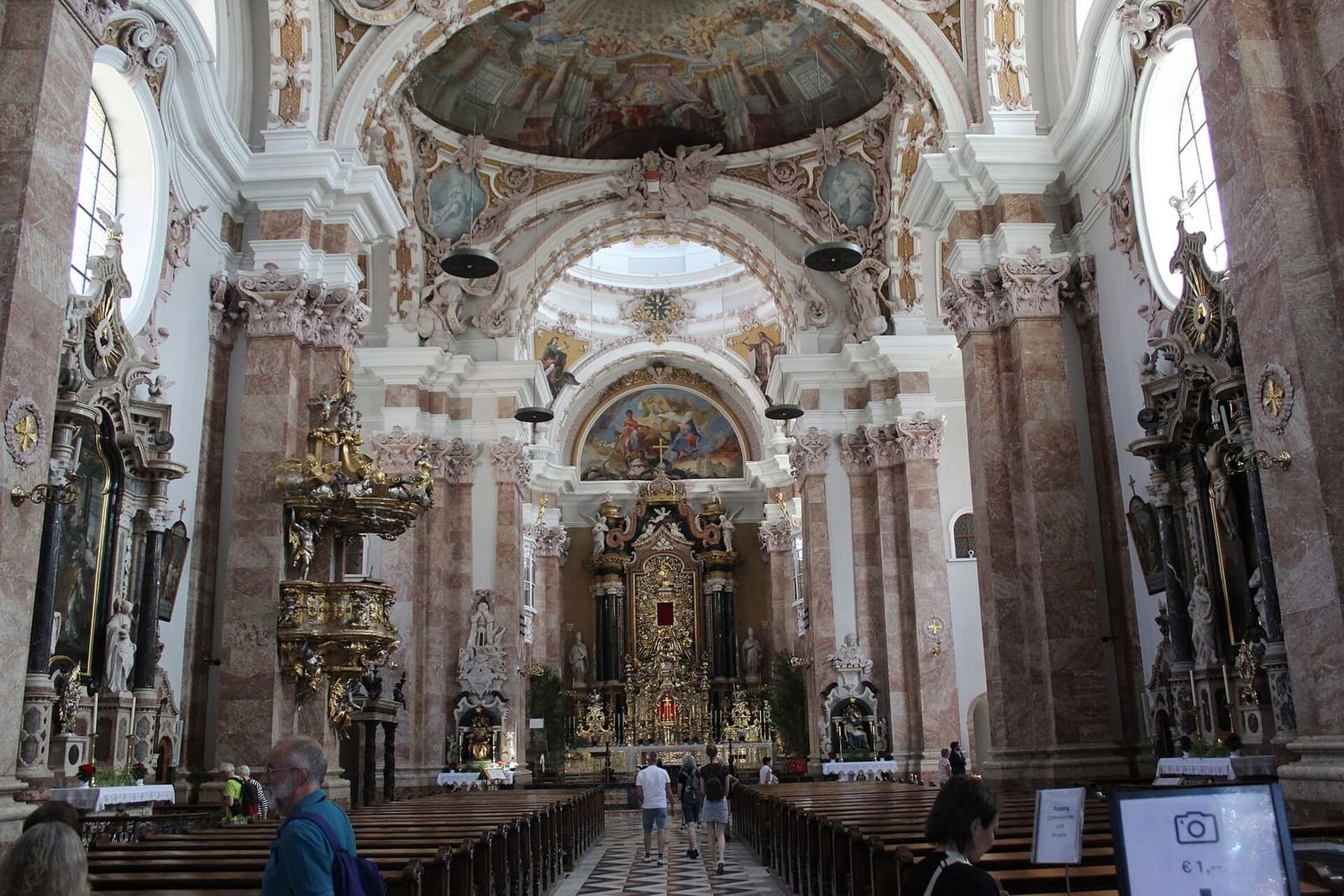 la navata del duomo fino all'altare maggiore, sotto gli affreschi degli Asam