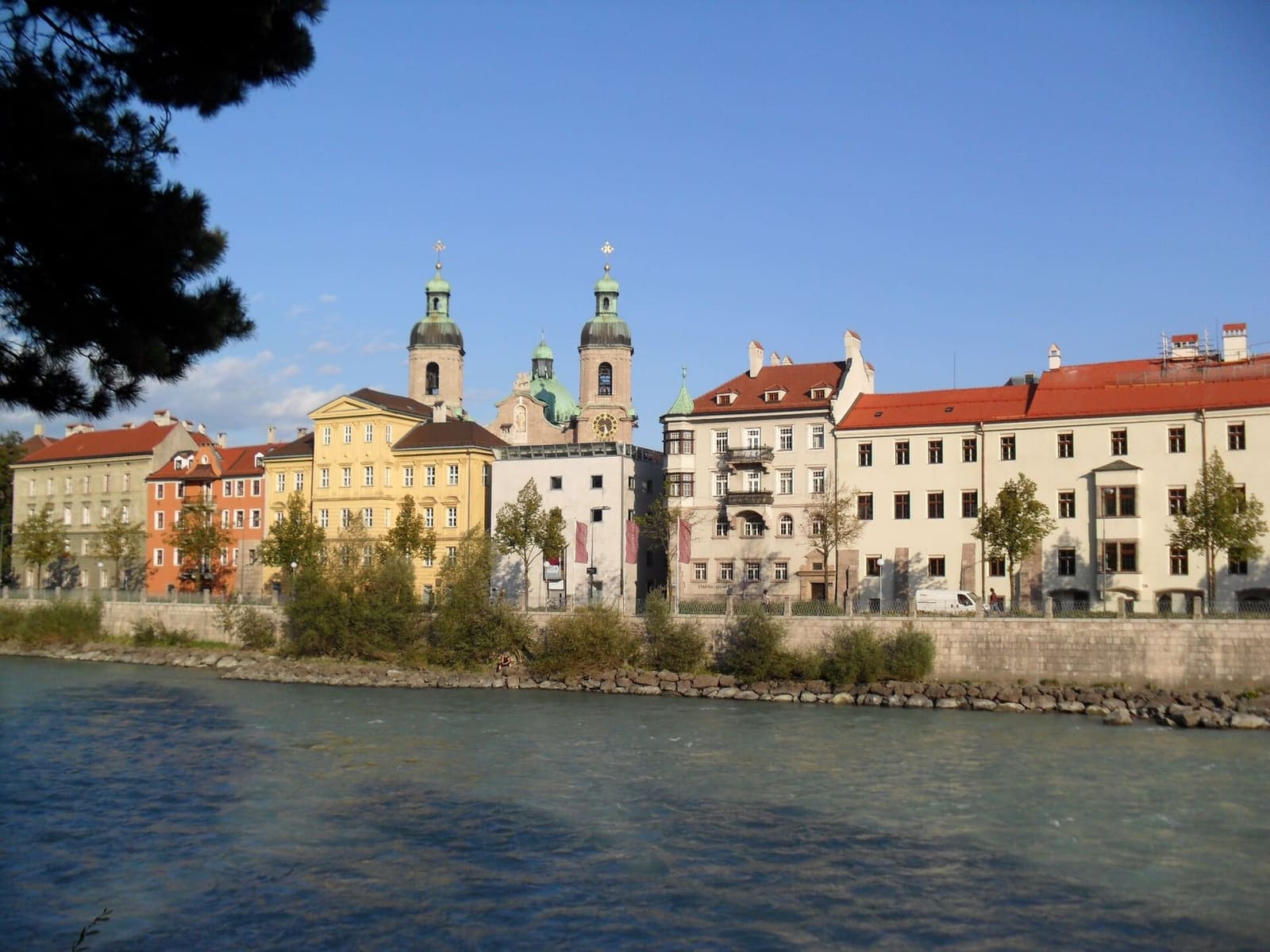 le torri del duomo e le case della città vecchia dall'altra riva dell'Inn