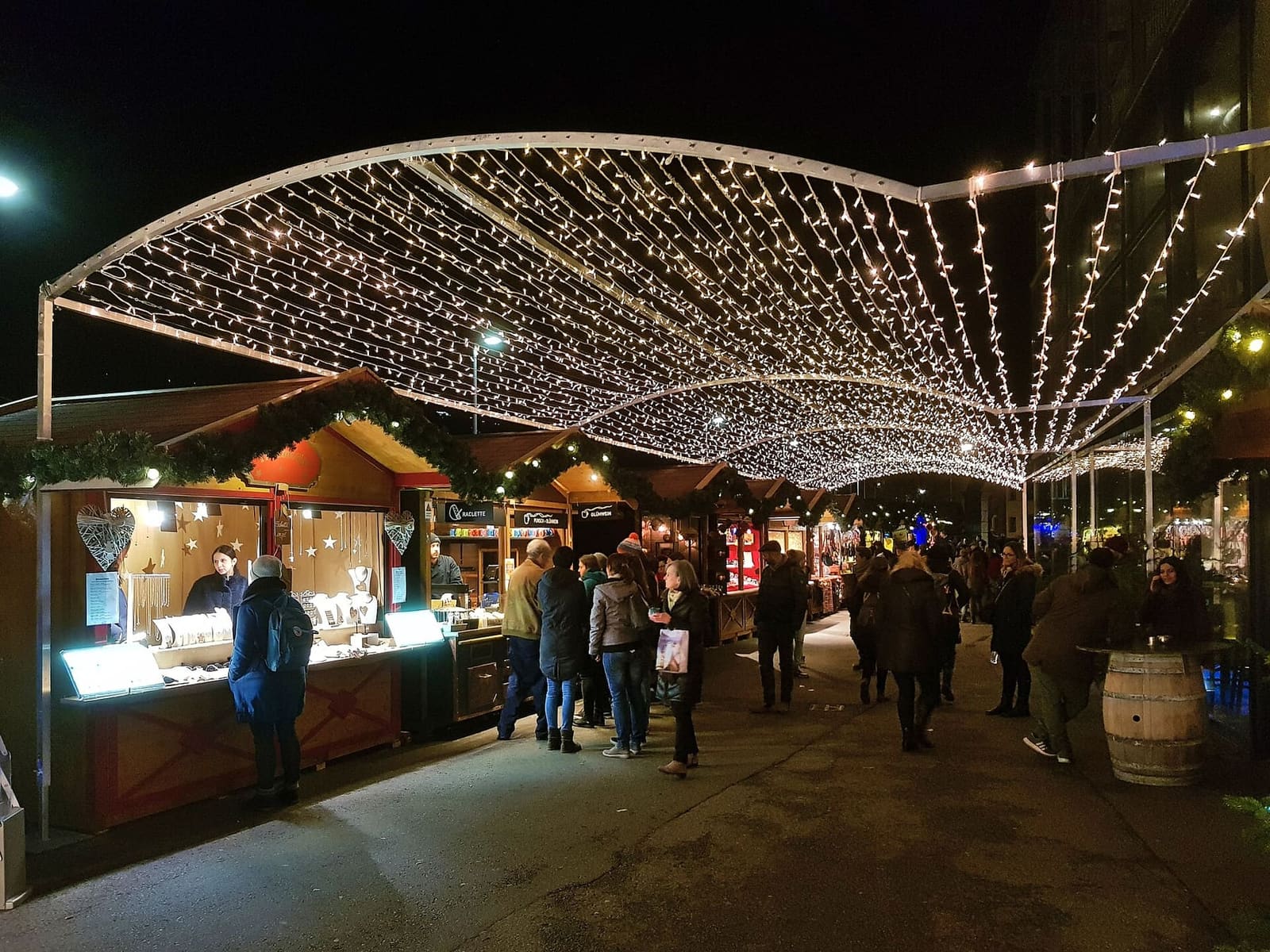 il mercatino del Marktplatz sotto il tetto di luci, il 5 dicembre 2018